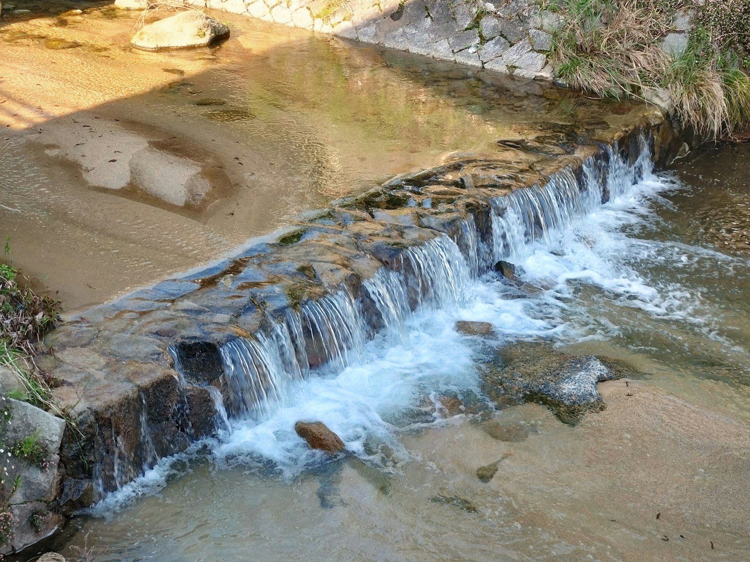 小溪流过石头障碍，水清澈