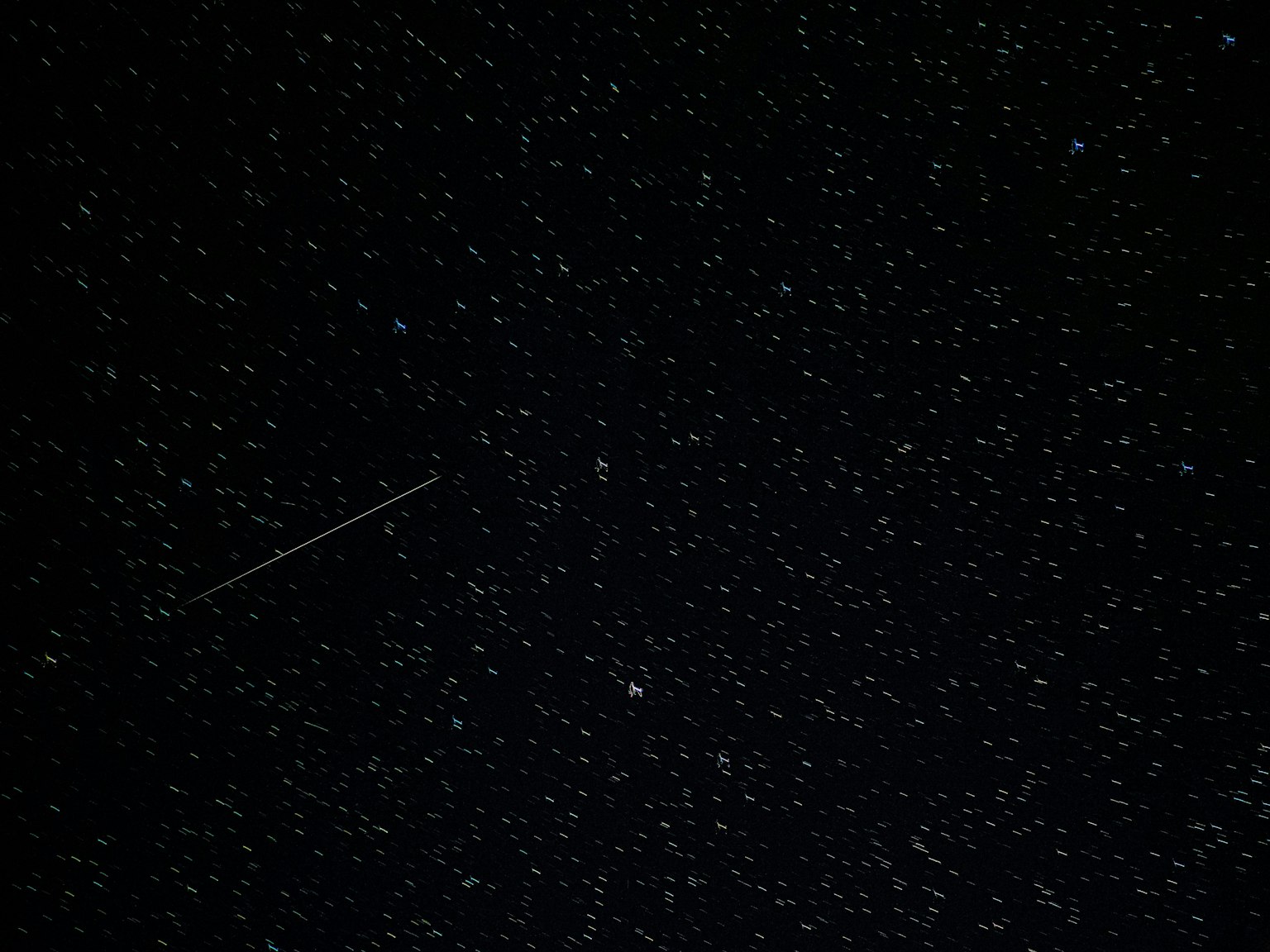 星星点点的夜空和一颗流星
