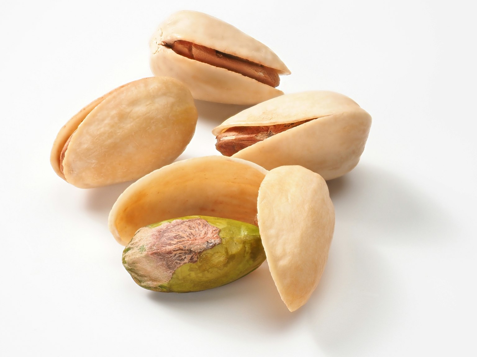 Noci di pistacchio su uno sfondo bianco