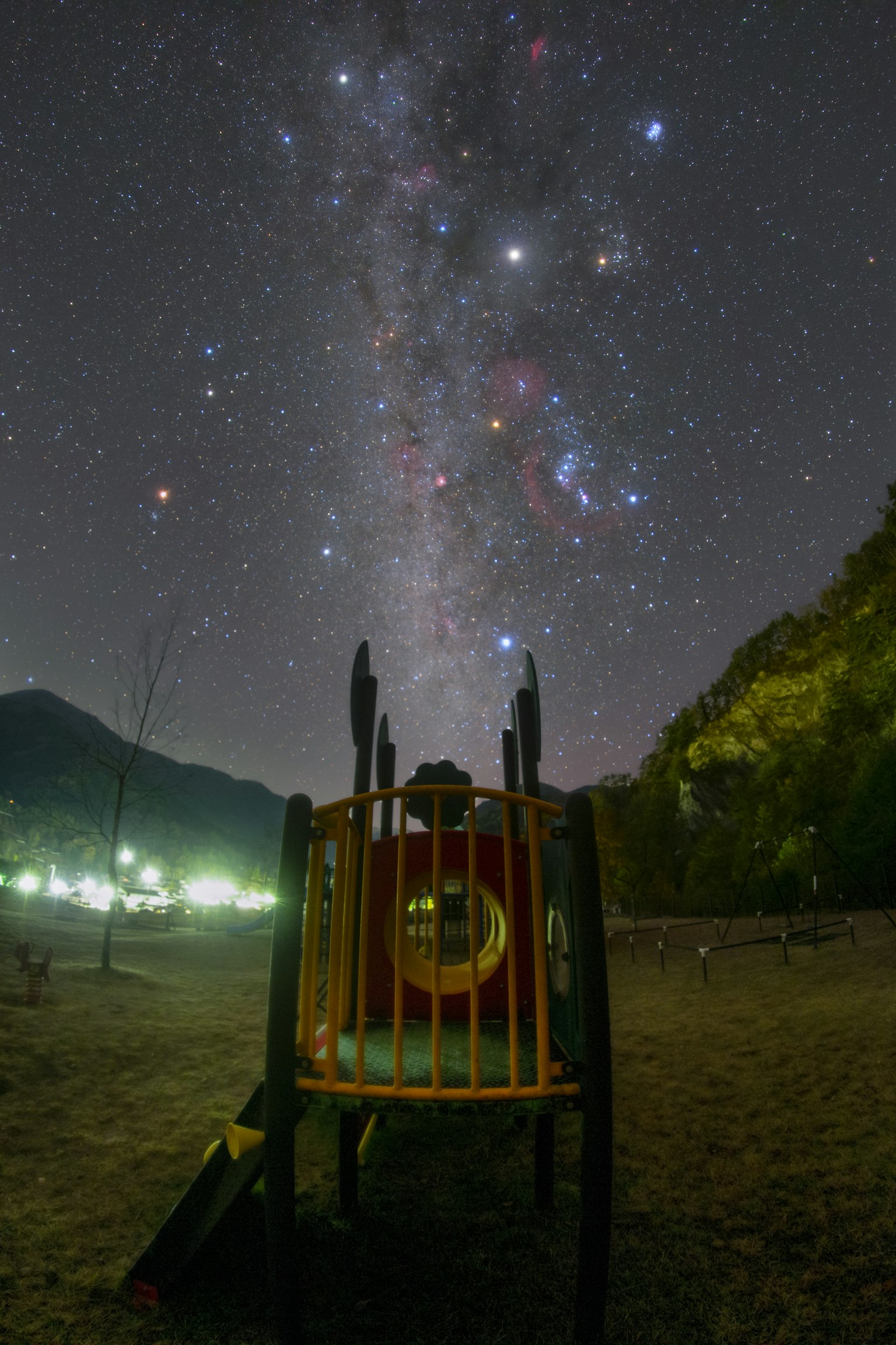 遊樂場滑梯在星空下與銀河