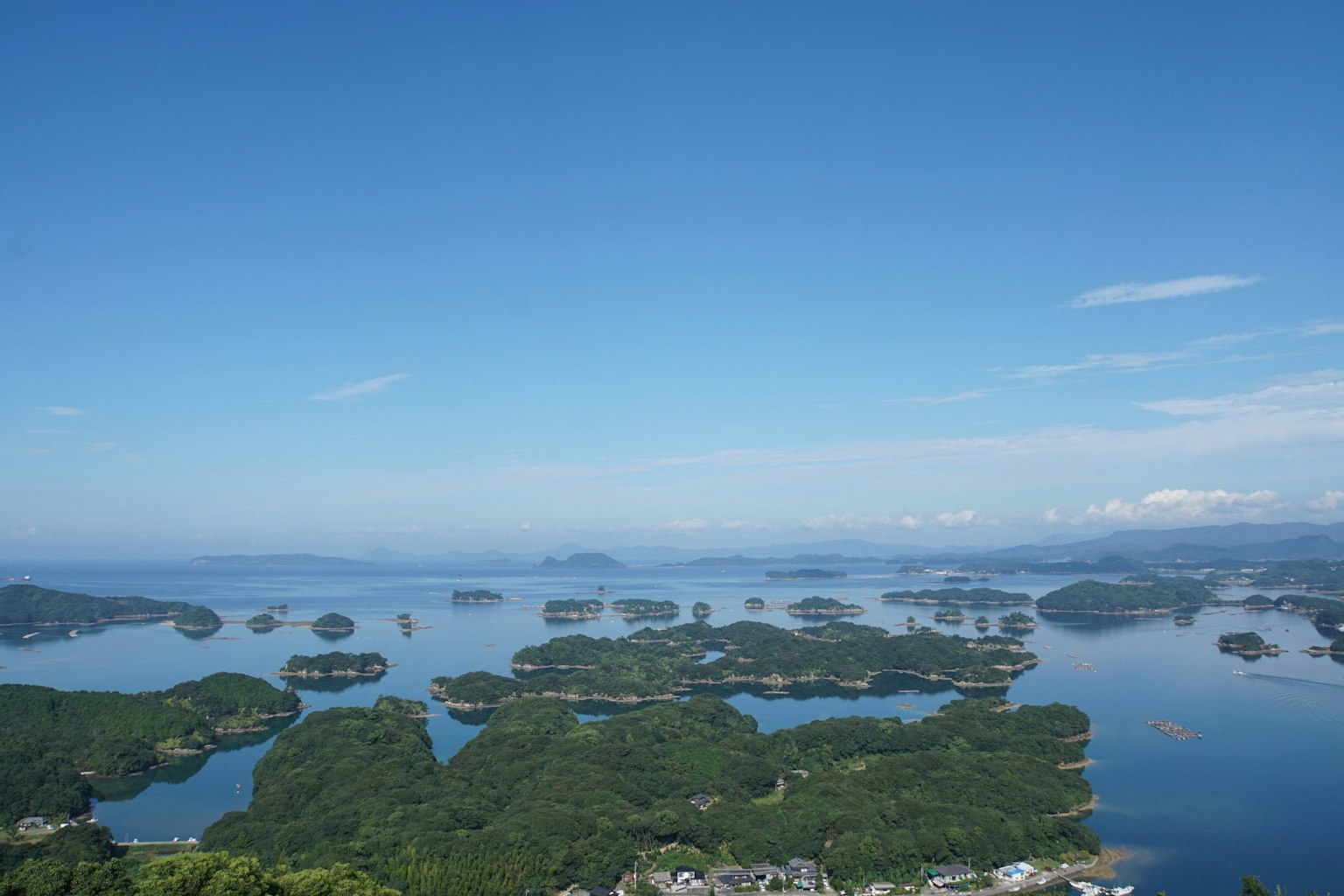 Beau paysage de nombreuses îles flottant dans la mer calme sous un ciel bleu