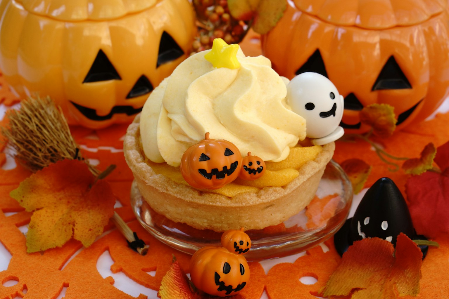 Coupe de dessert d'Halloween avec de la crème, des petites citrouilles et des décorations de fantômes