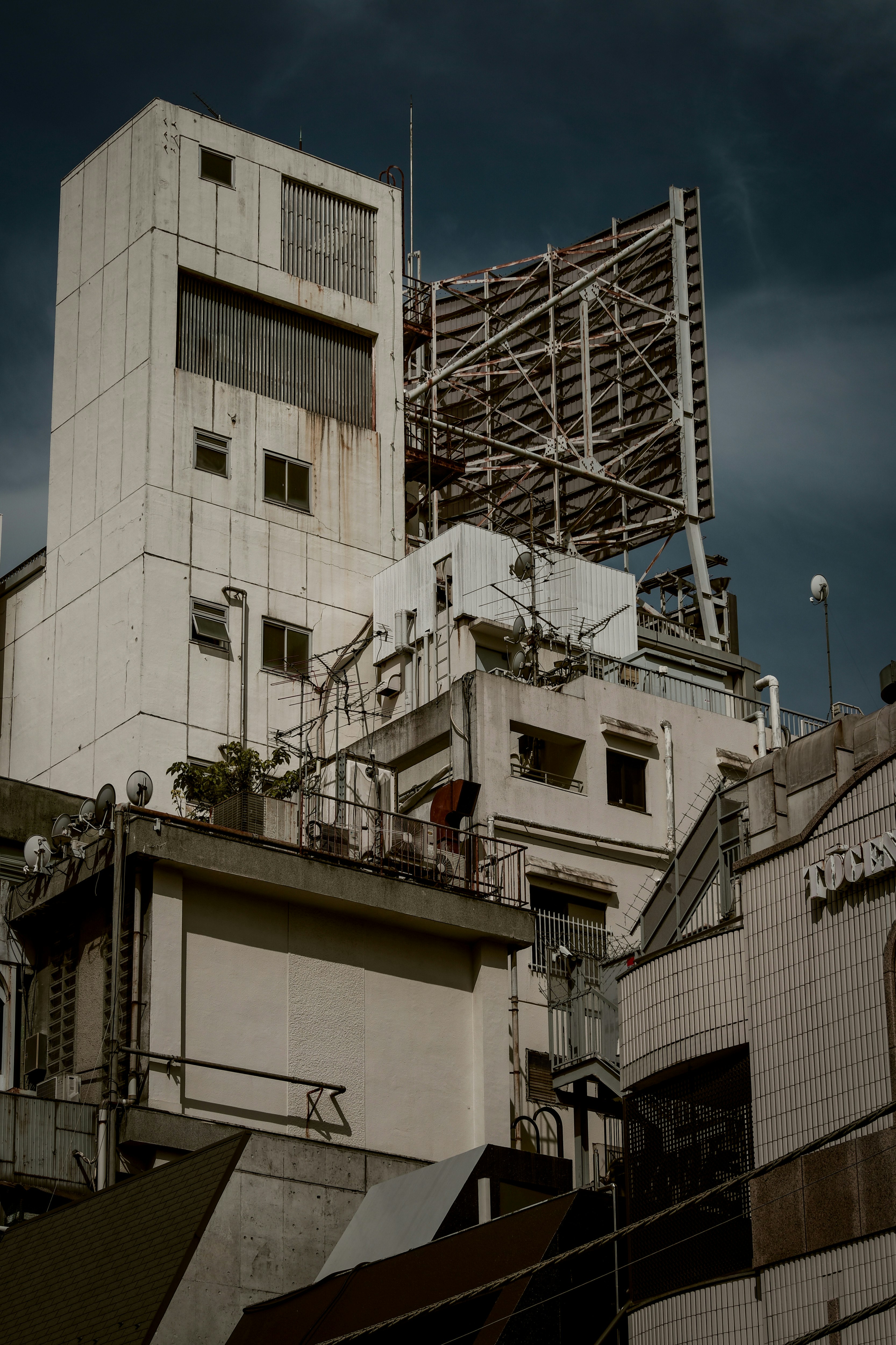六本木の巨大看板の裏側にある建物群