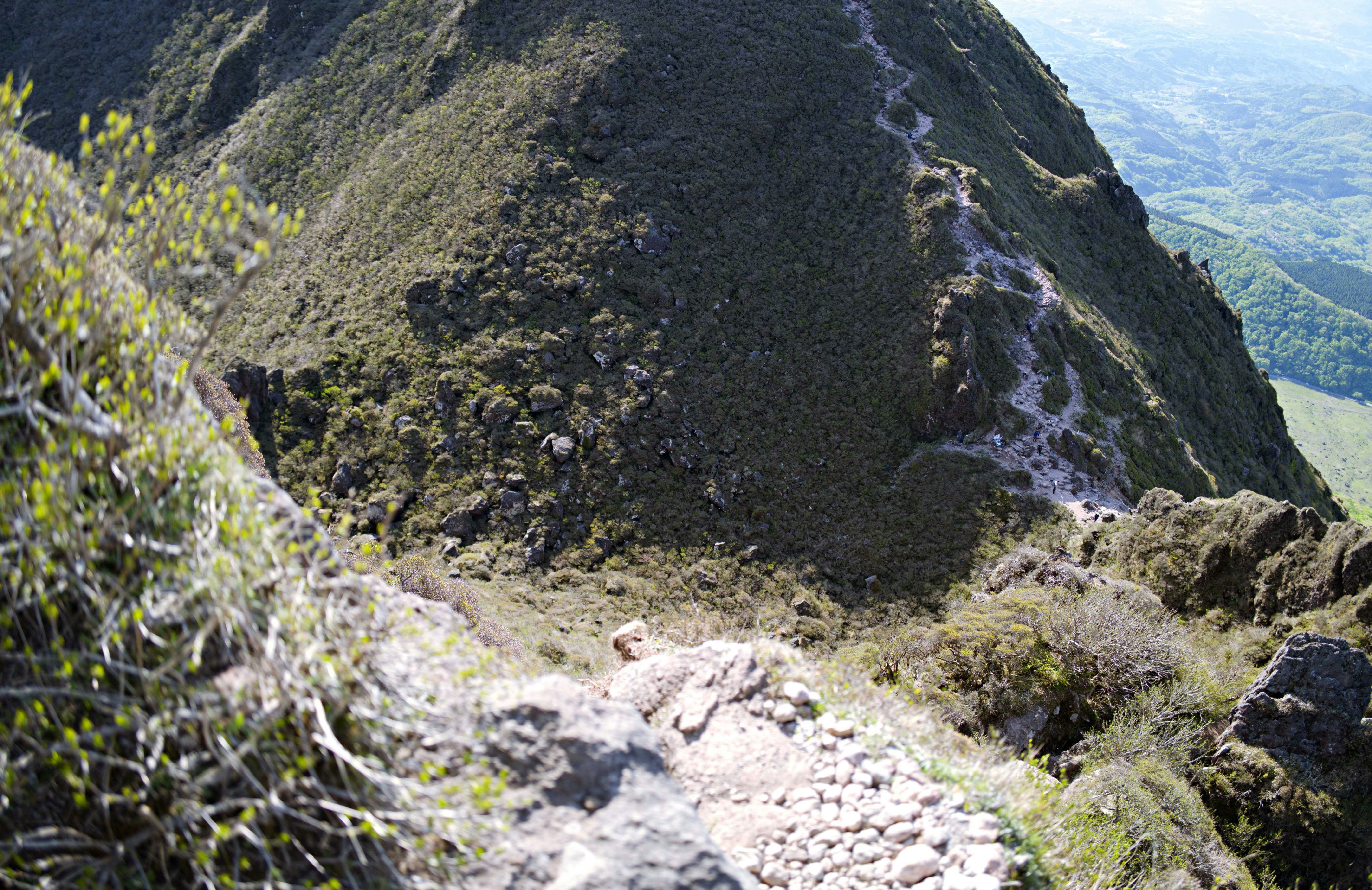 sentier de montagne le long d’une crête rocheuse et d’une pente sauvage