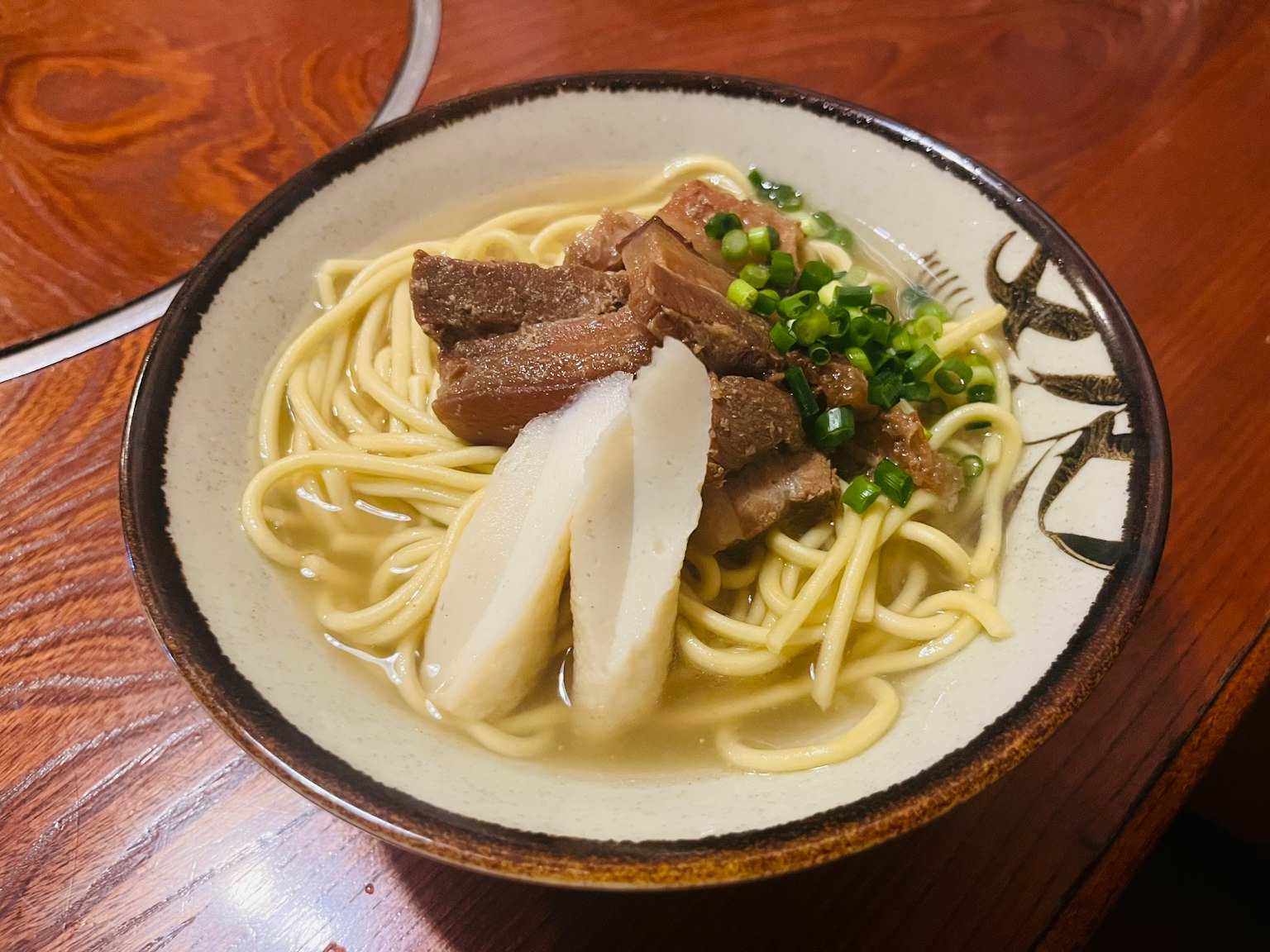 Bát ramen ấm với thịt bò thái lát và hành lá