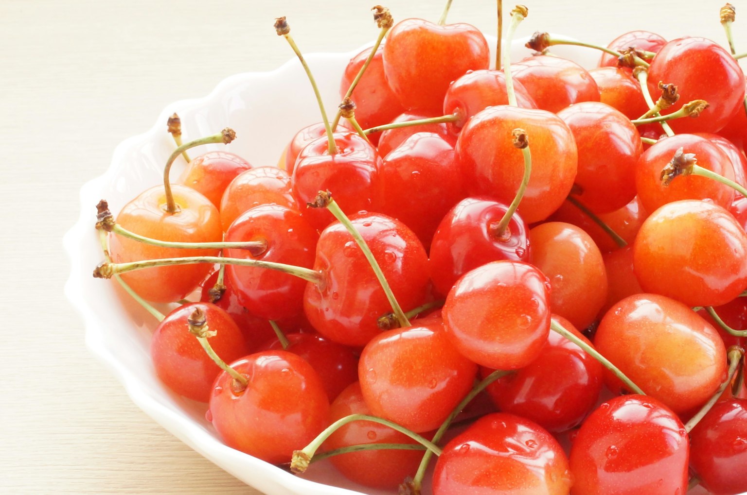 Một chùm anh đào đỏ trong bát trắng