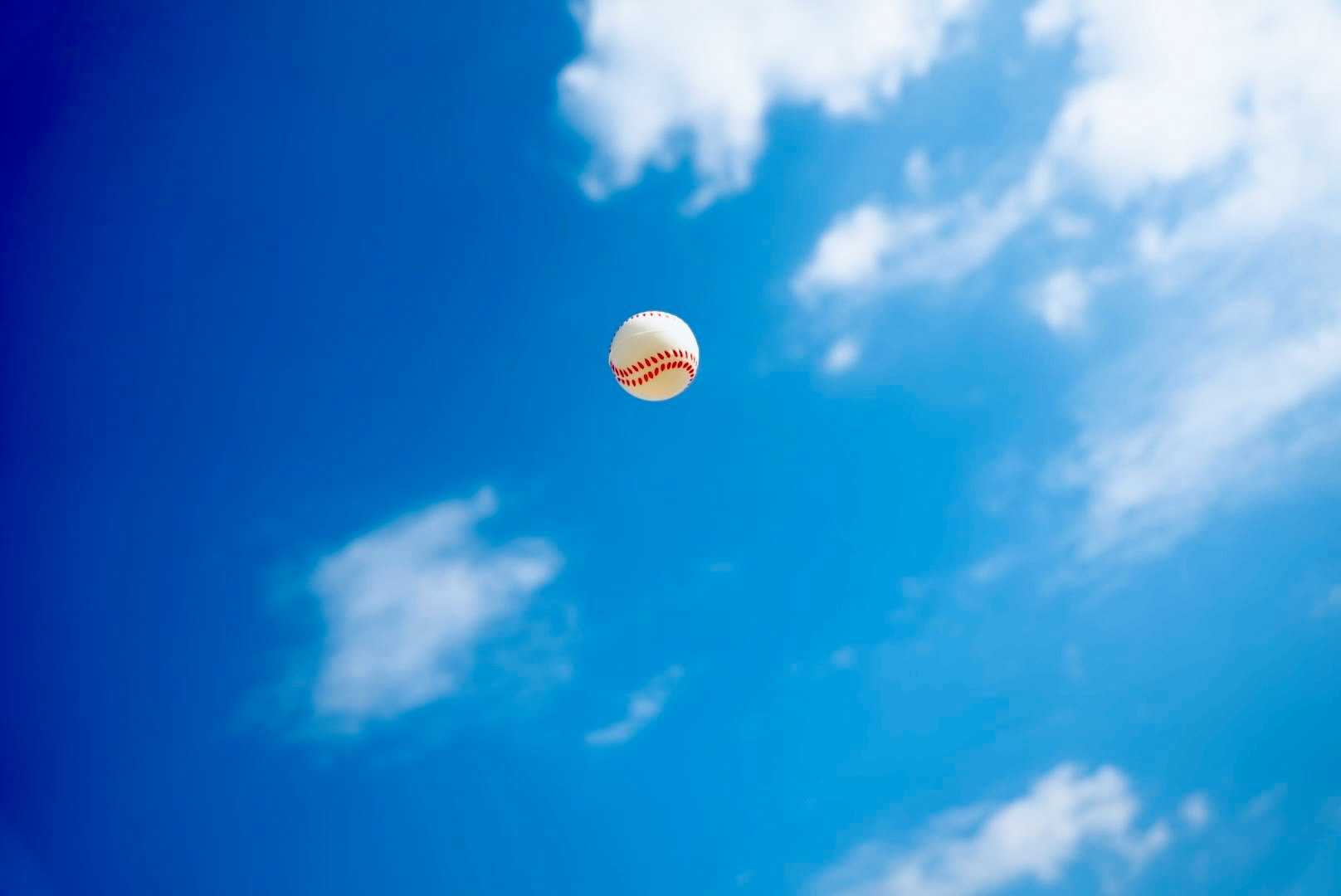 青空に浮かぶ白いボールと雲