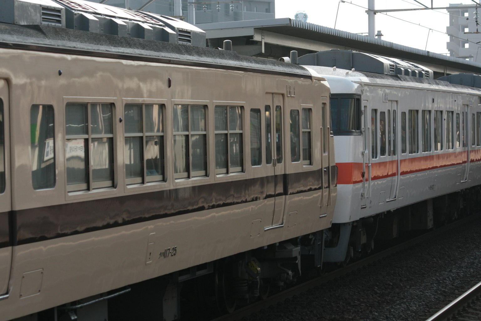 ภาพด้านข้างของรถไฟที่มีหลายหน้าต่างเห็นได้ชัด