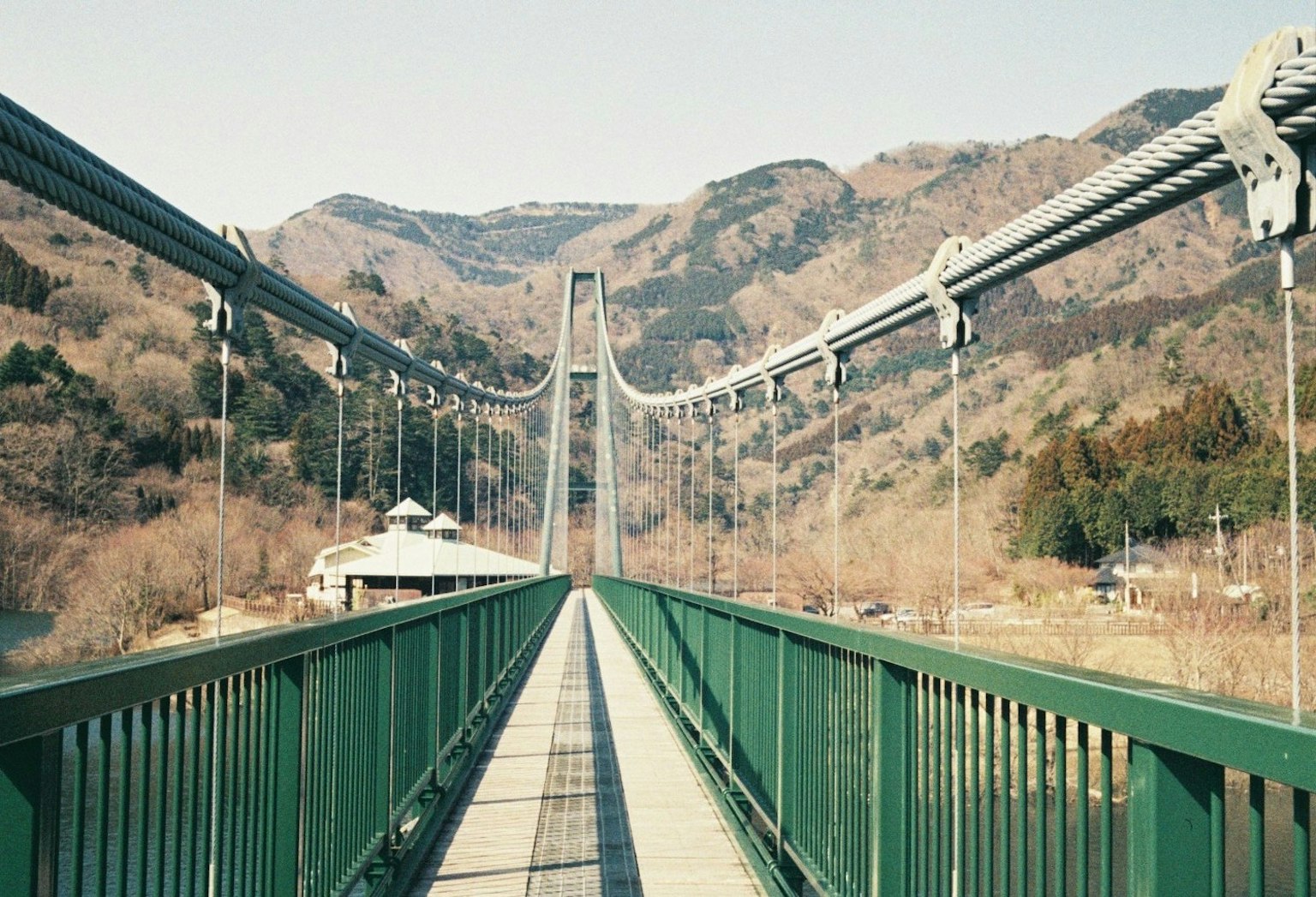Ponte sospeso con montagne sullo sfondo