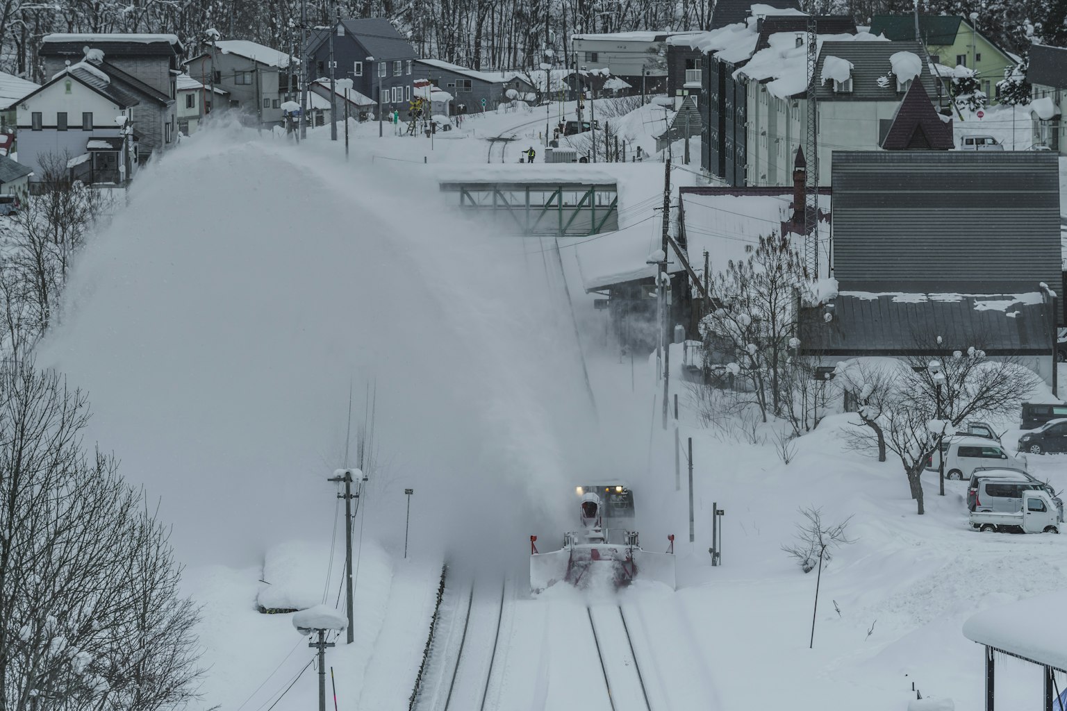 在冬季景观中清除雪的火车