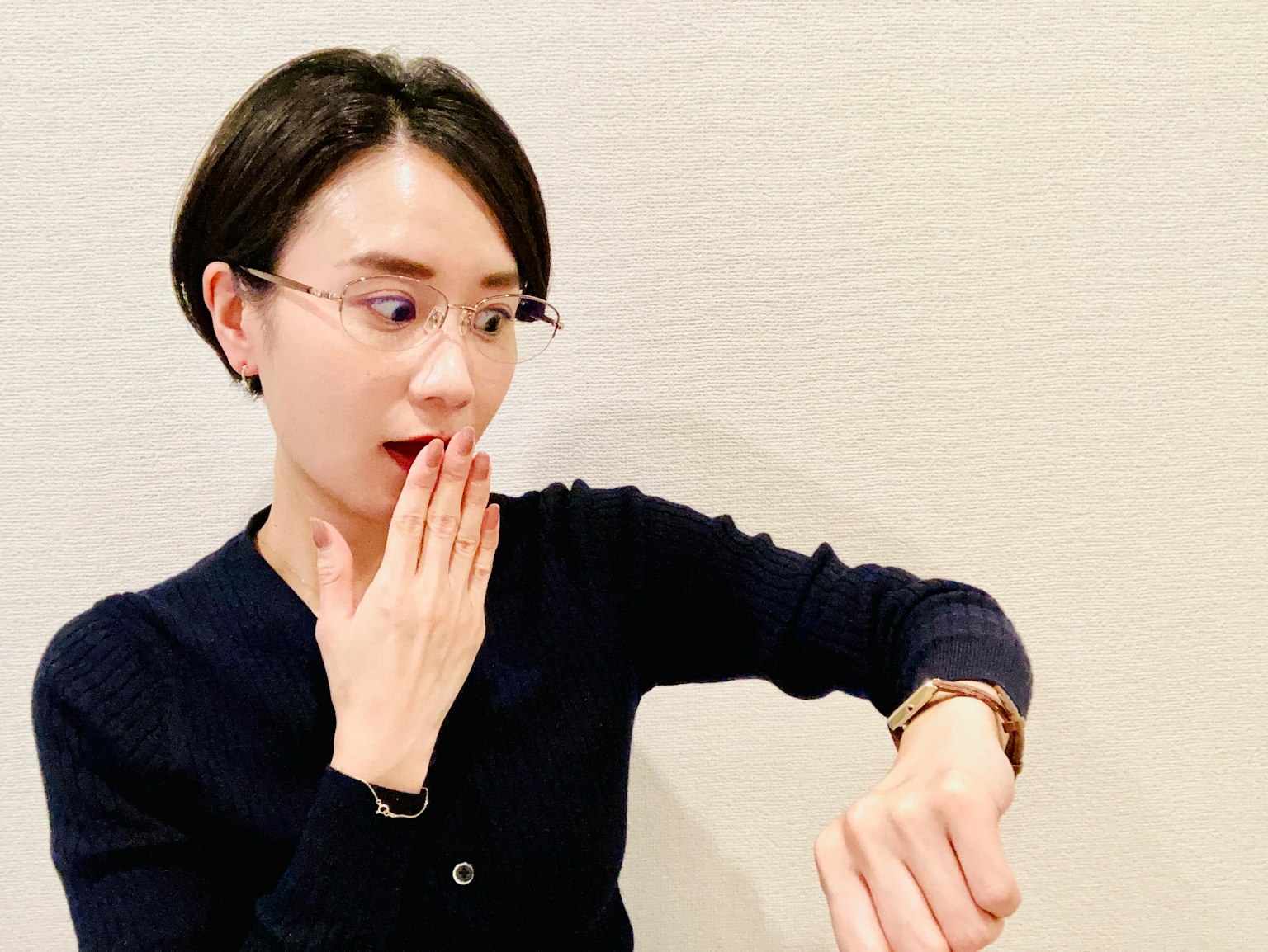 Một người phụ nữ ngạc nhiên nhìn vào đồng hồ đeo tay của mình