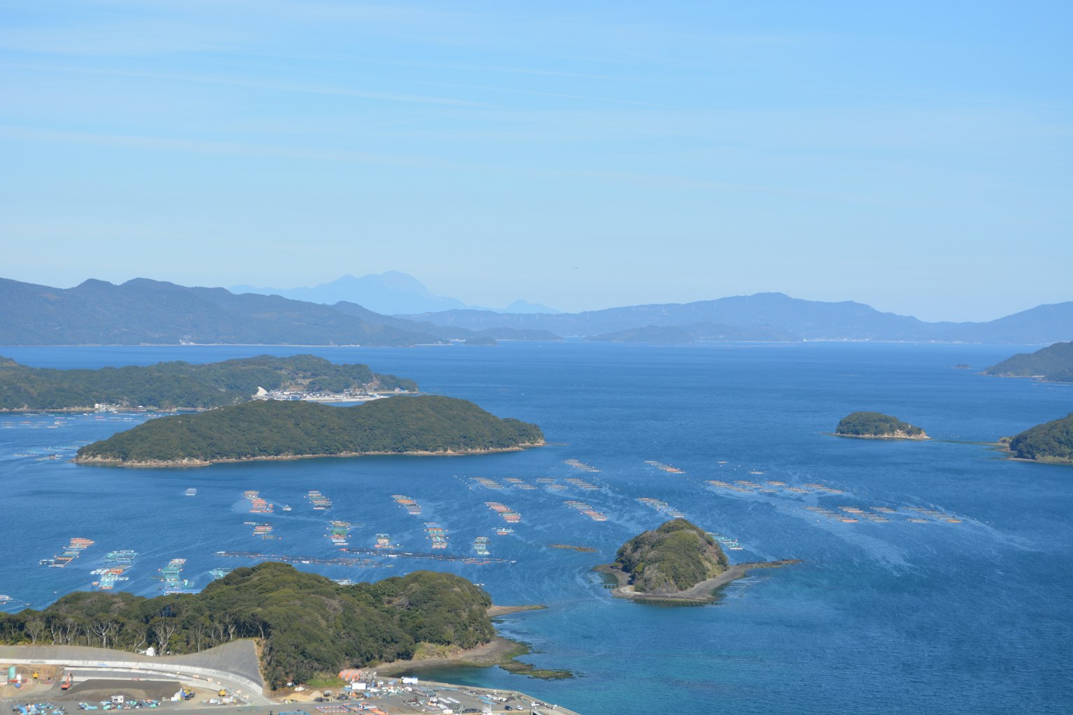 Schöne Aussicht auf das blaue Meer und kleine Inseln