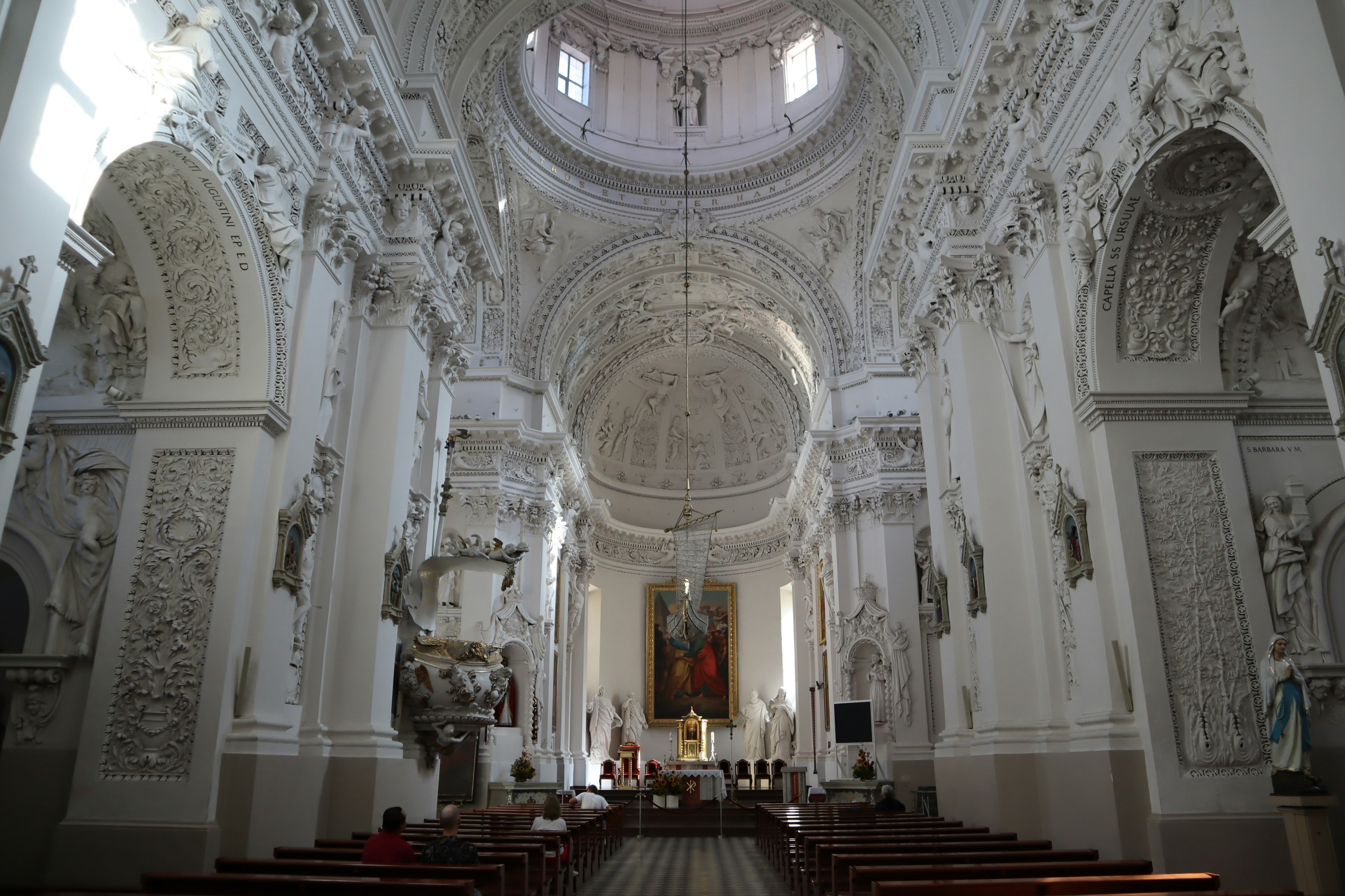 Interior de una catedral blanca ricamente ornamentada