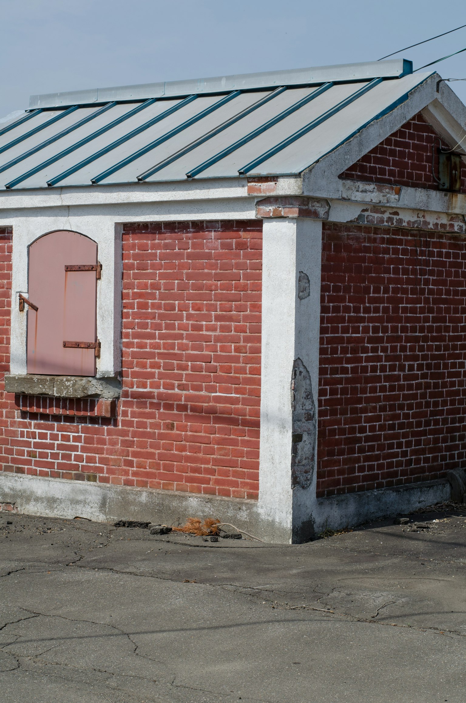 Roter Ziegelbunker mit Metalldach