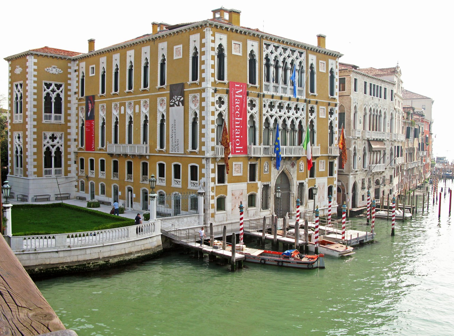 Schönes Gebäude und Kanalansicht in Venedig