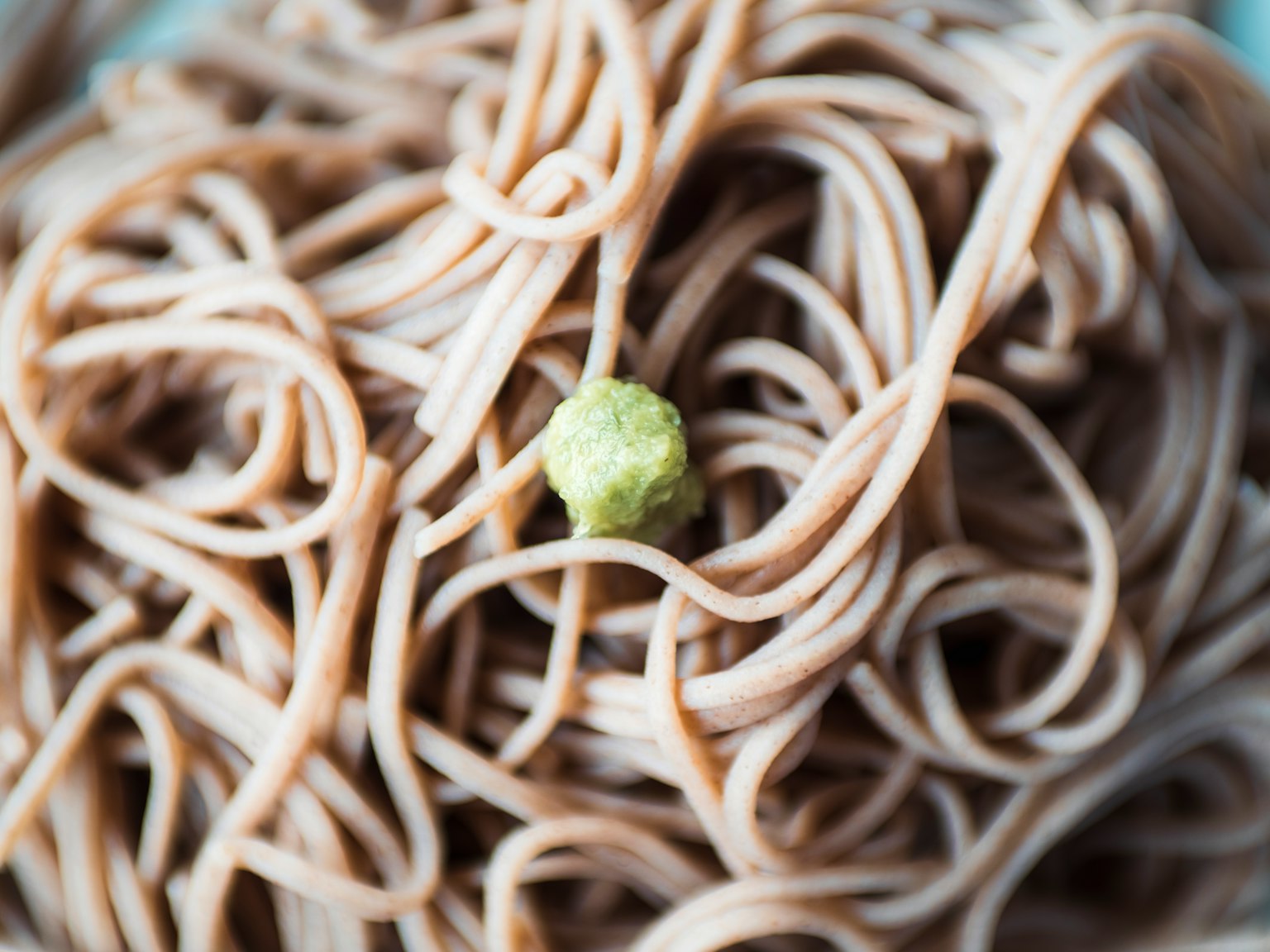 Cận cảnh mì soba với wasabi xanh ở trên cùng