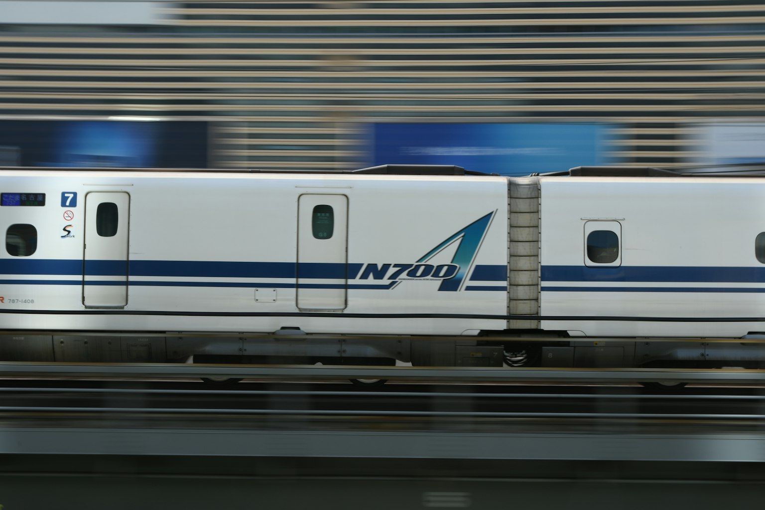 Tàu Shinkansen series NT700 được ghi lại trong chuyển động
