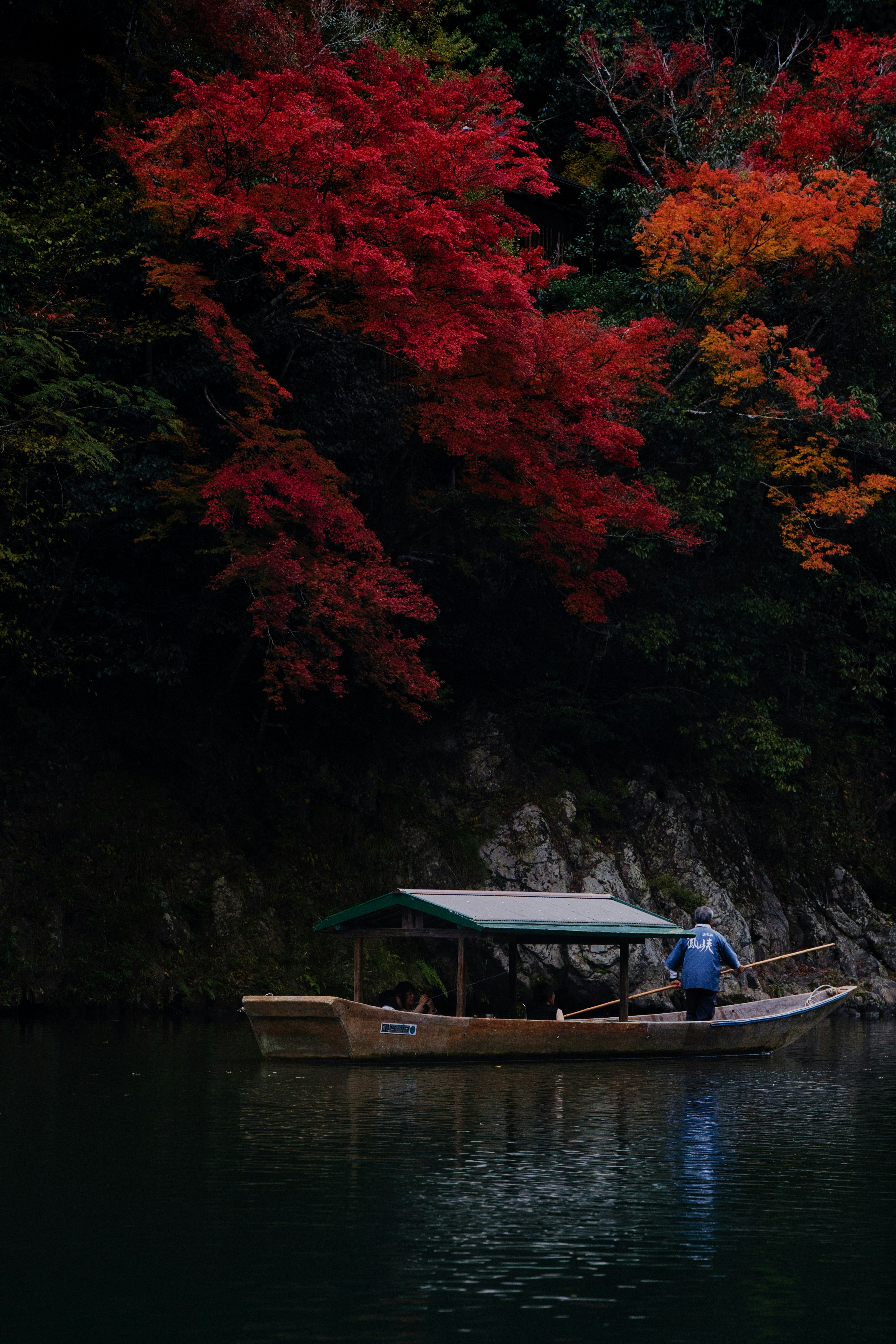 嵐山の紅葉と保津川を行く屋形船の風景