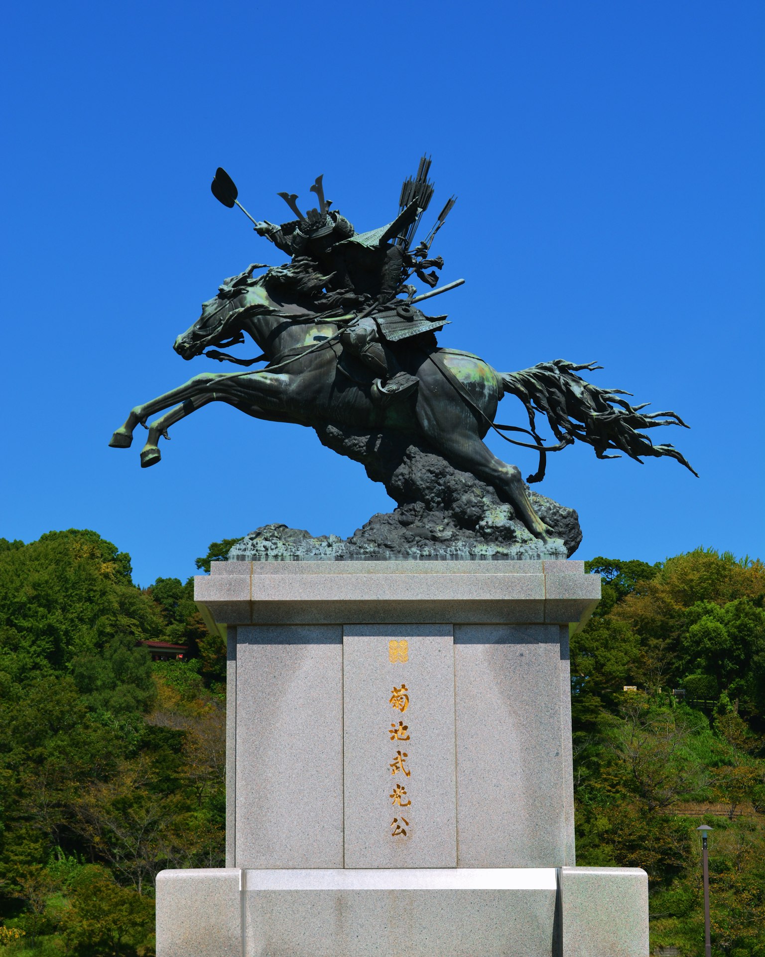 藍天下騎馬戰士的銅像