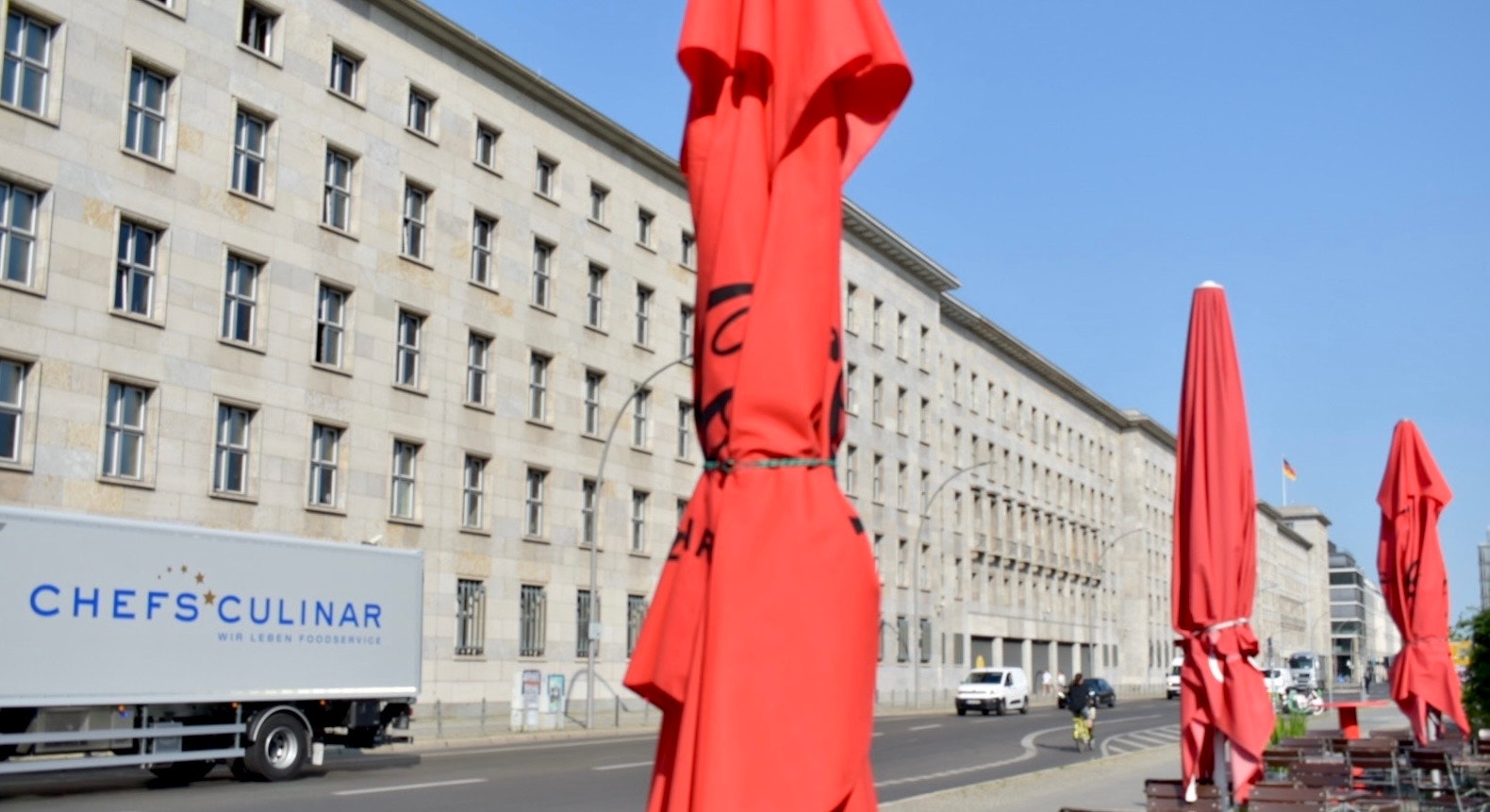 Straßenszene in Berlin mit roten Fahnen und Gebäuden