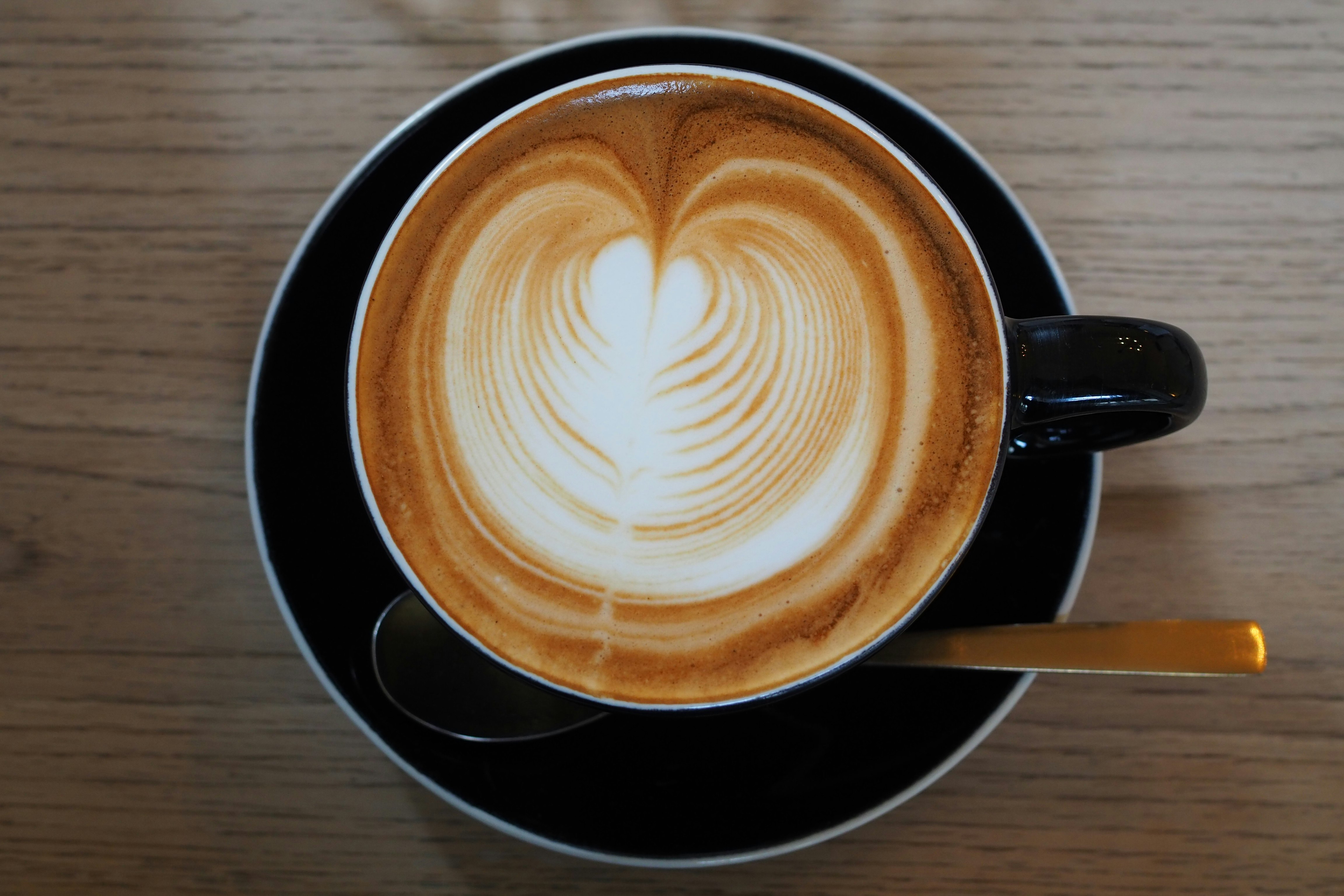 ハート模様のラテアートが入ったコーヒーカップ