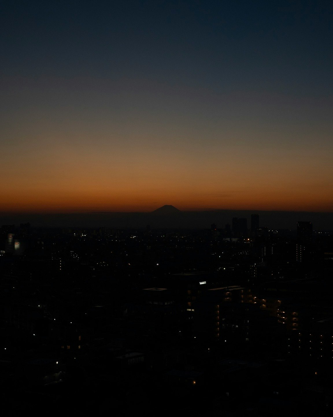 vista notturna del Monte Fuji con cielo sfumato naturale