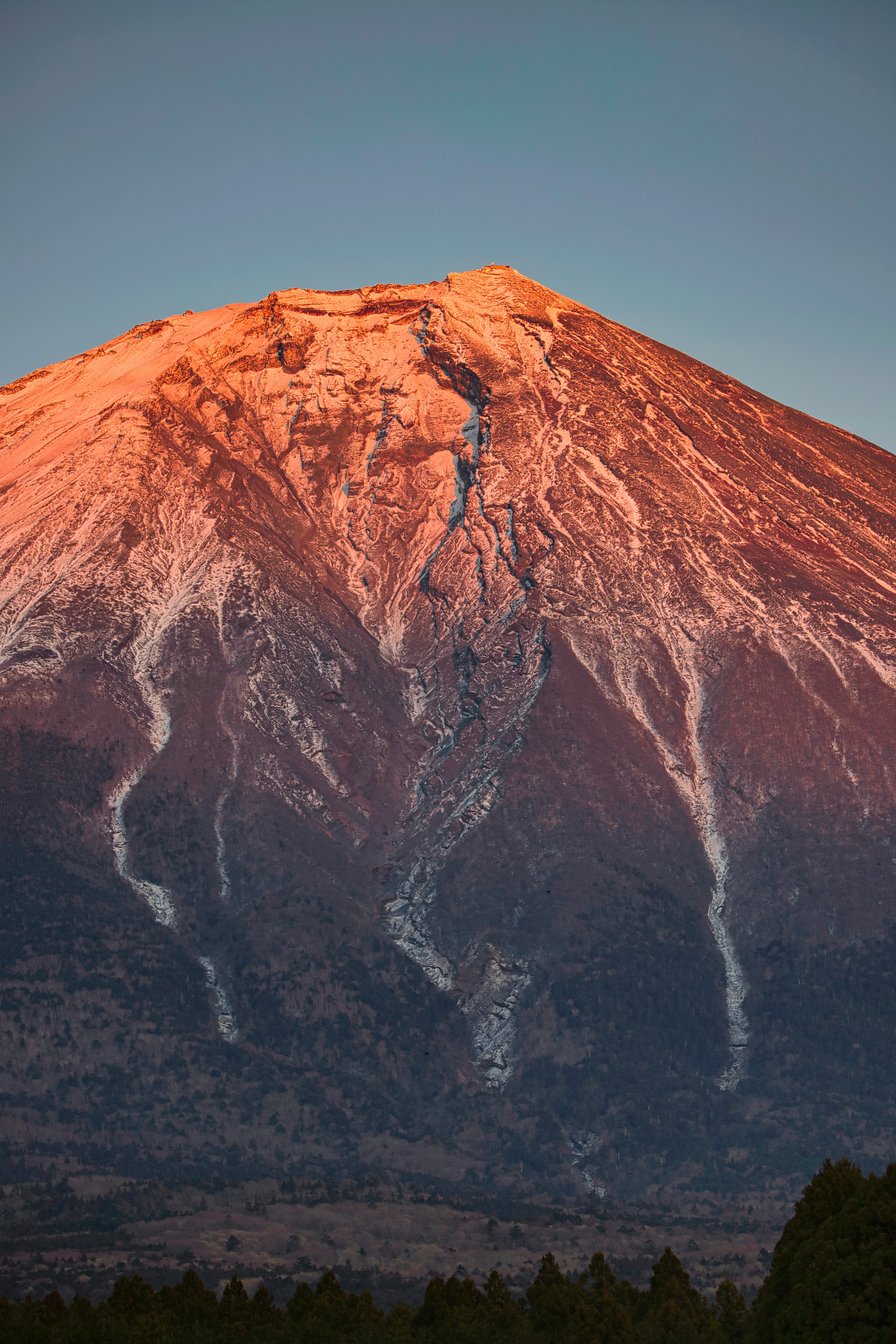 夕暮れの赤く染まる山の頂と稜線
