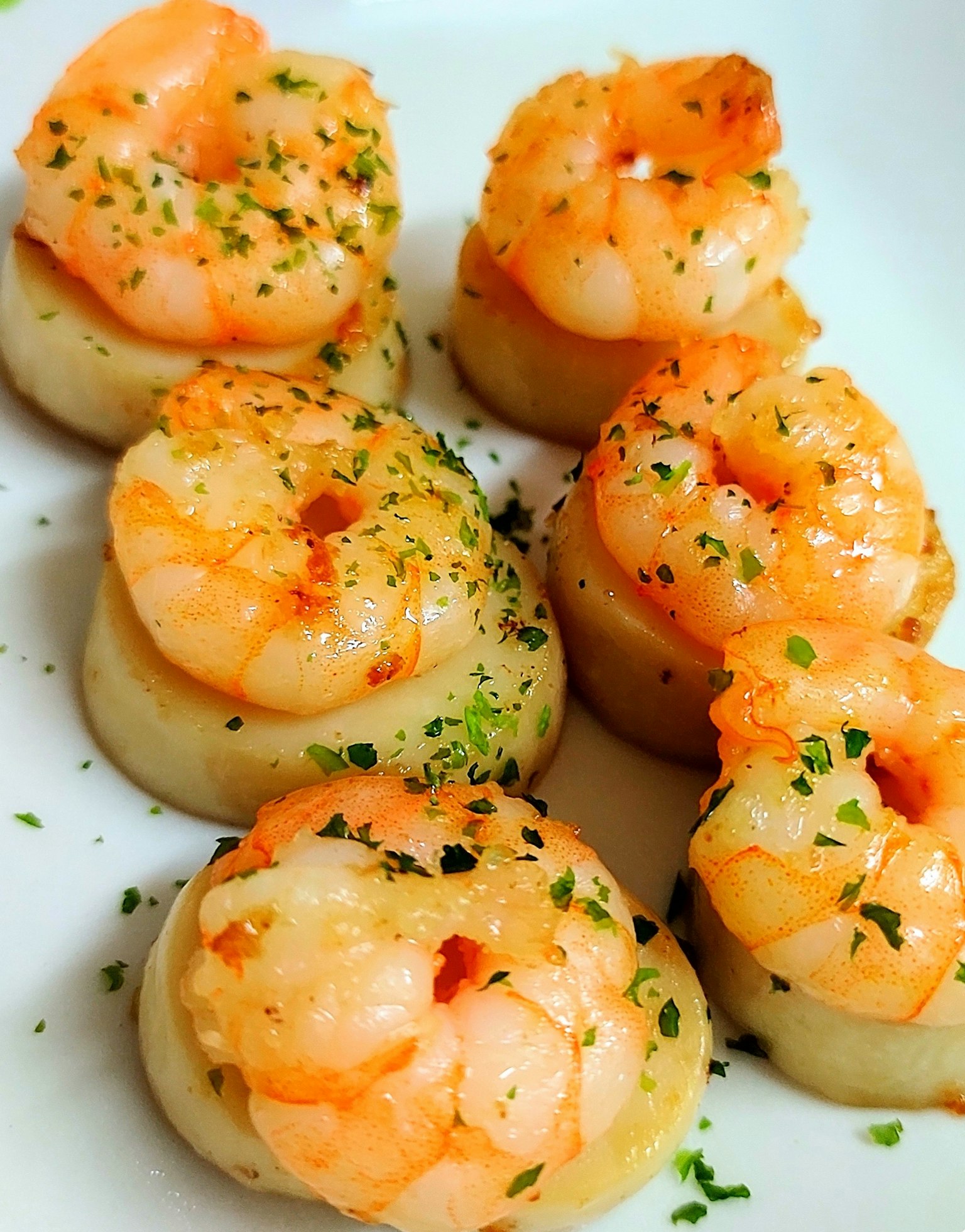 จานอร่อยที่ตกแต่งด้วยกุ้ง