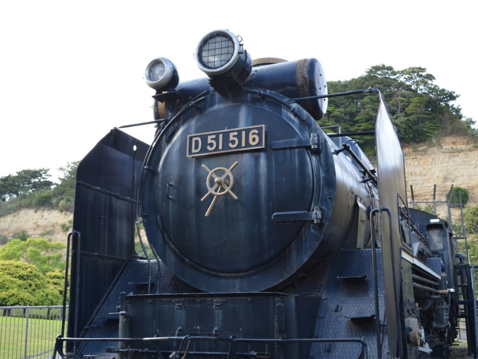 Front view of the black steam locomotive D 51516