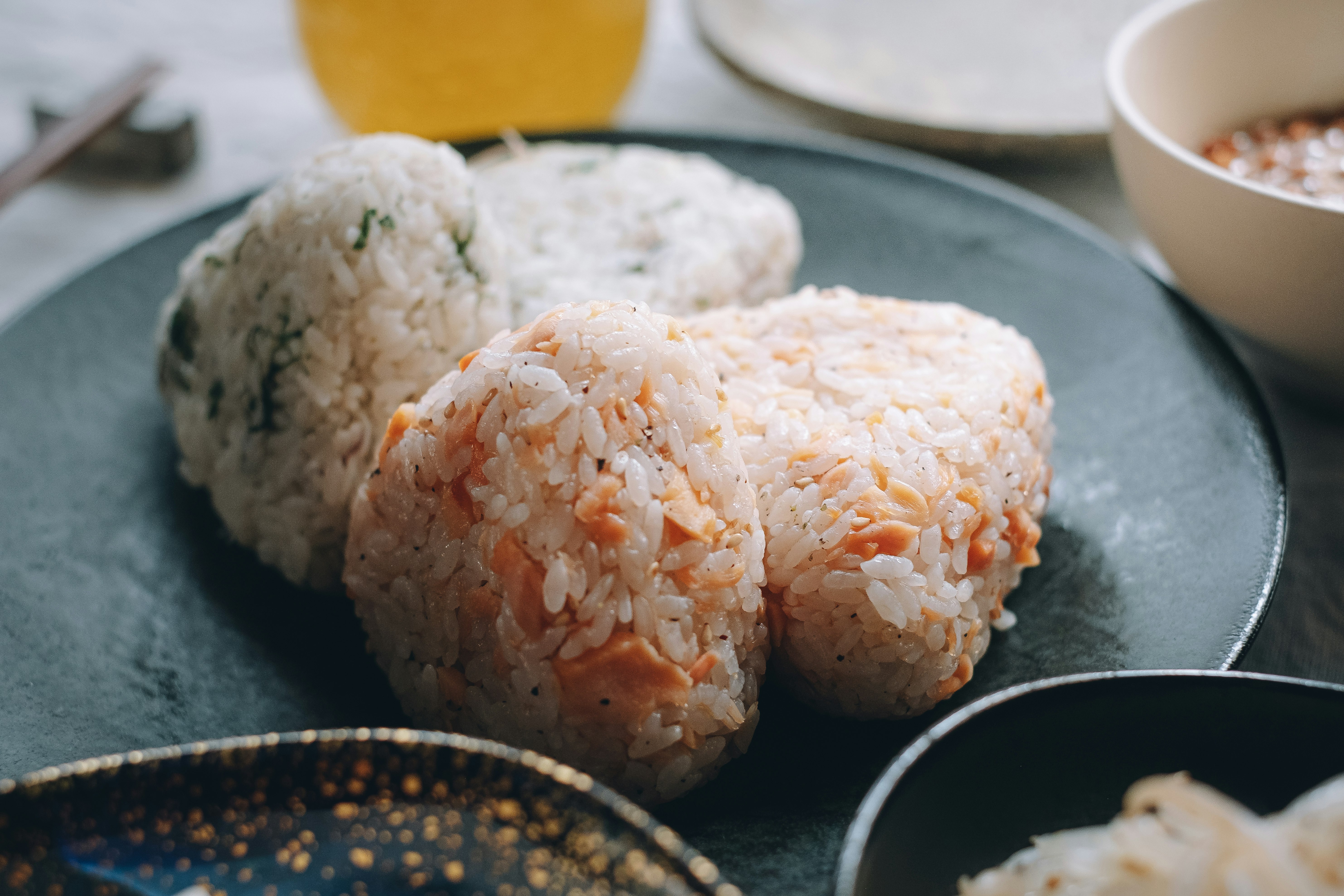 nigiri de sushi dans une assiette avec algue nori