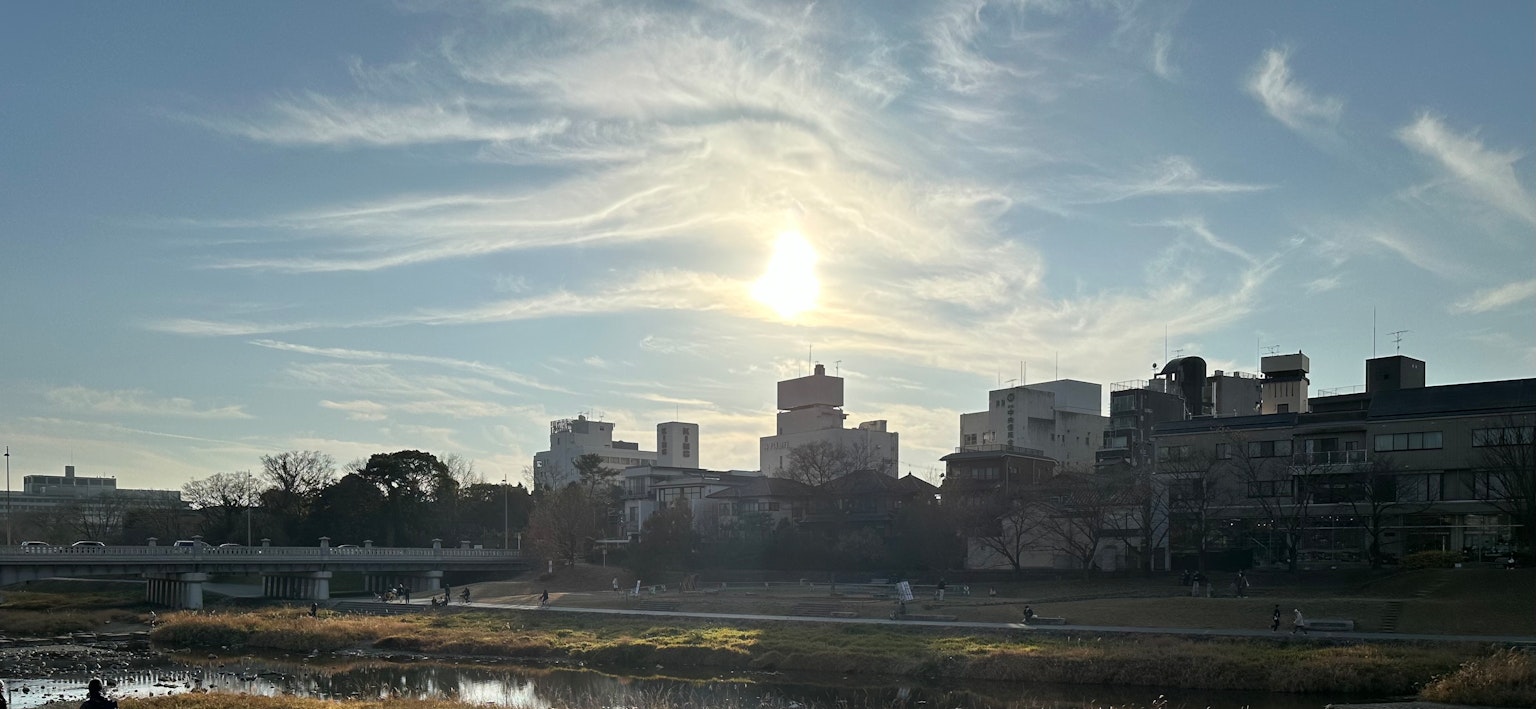 靠近河流的城市景觀和明亮的天空與雲彩