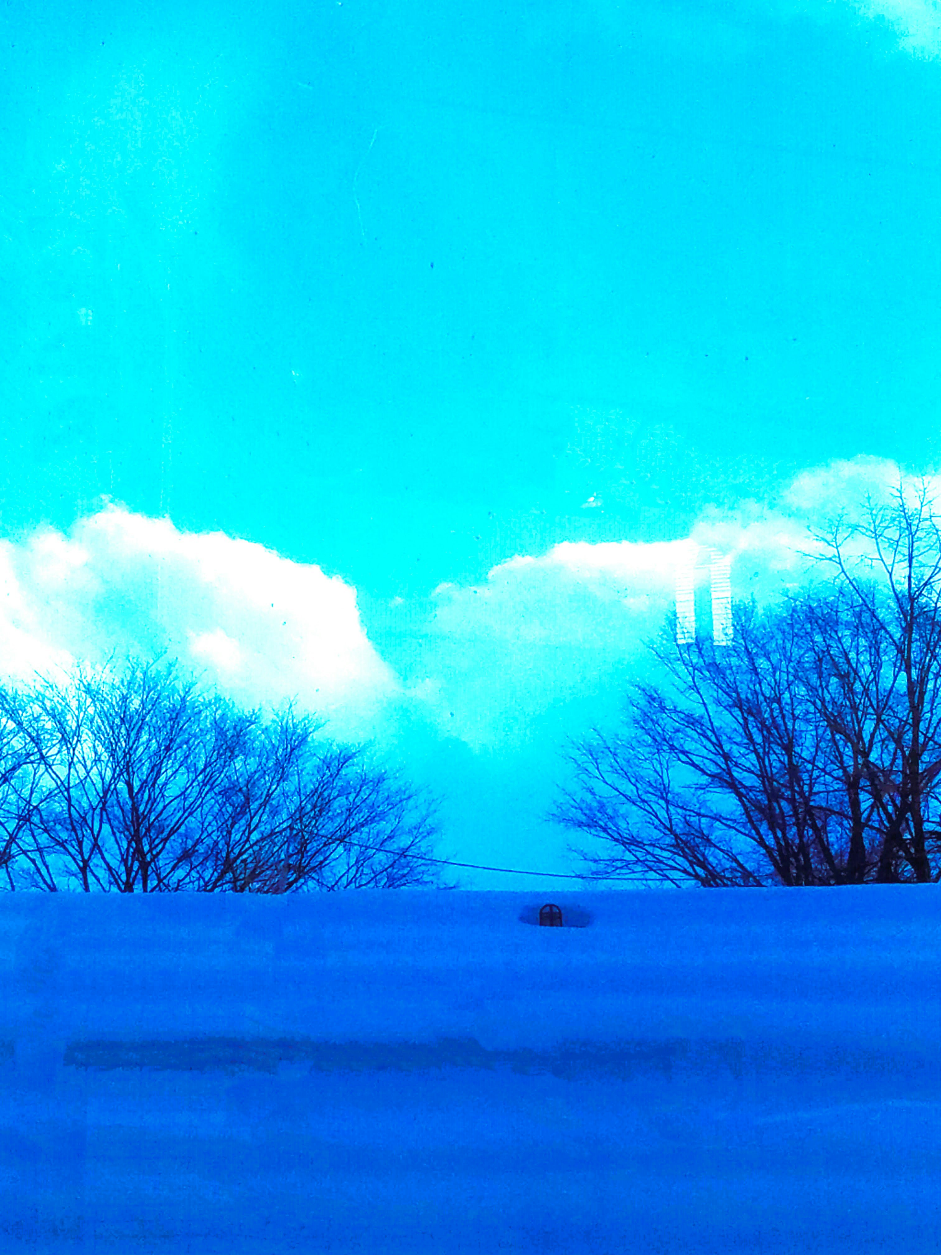 幻想的な雪原と冬空の青い光景