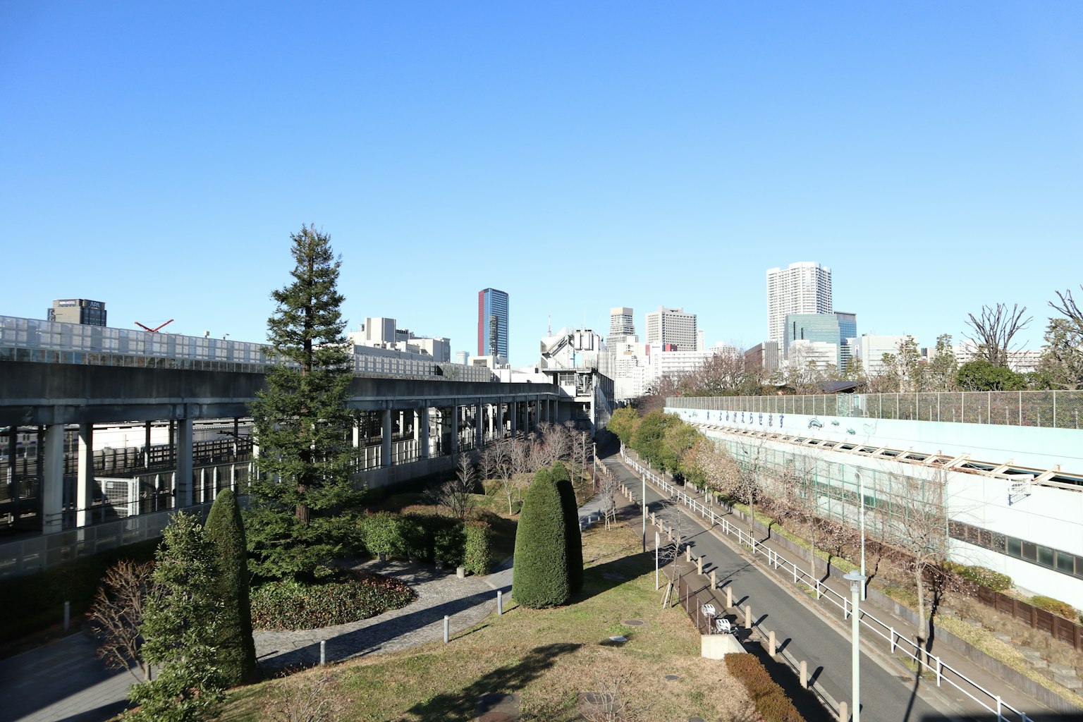 蓝天下的城市景观，有高速公路和绿化
