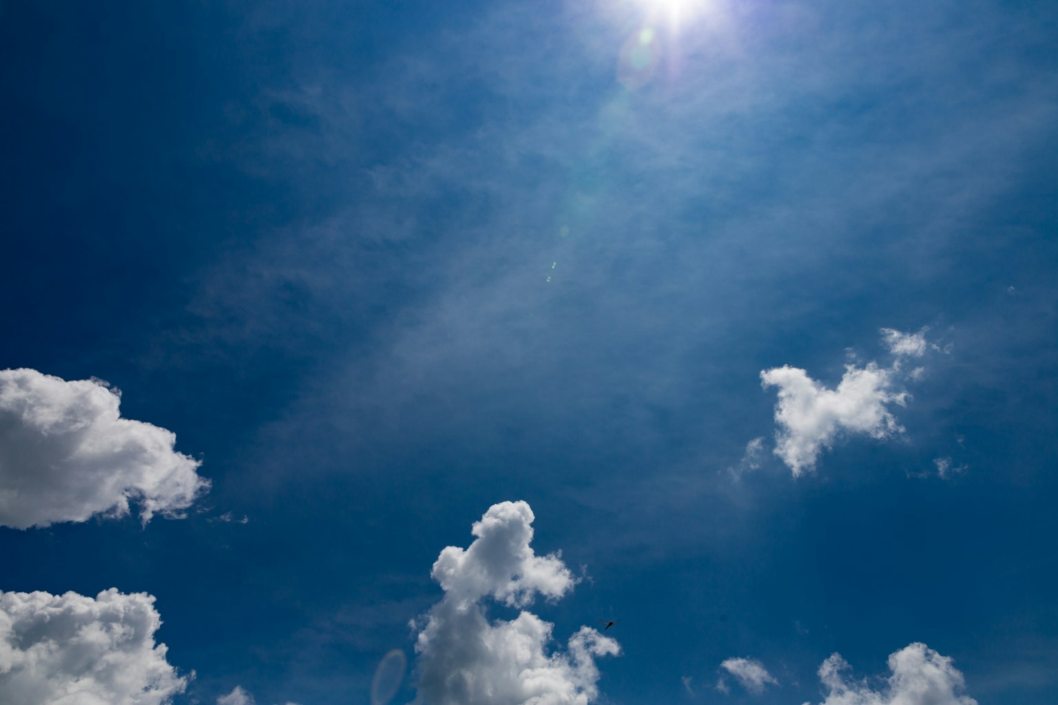 Cielo azul brillante con nubes blancas y luz del sol