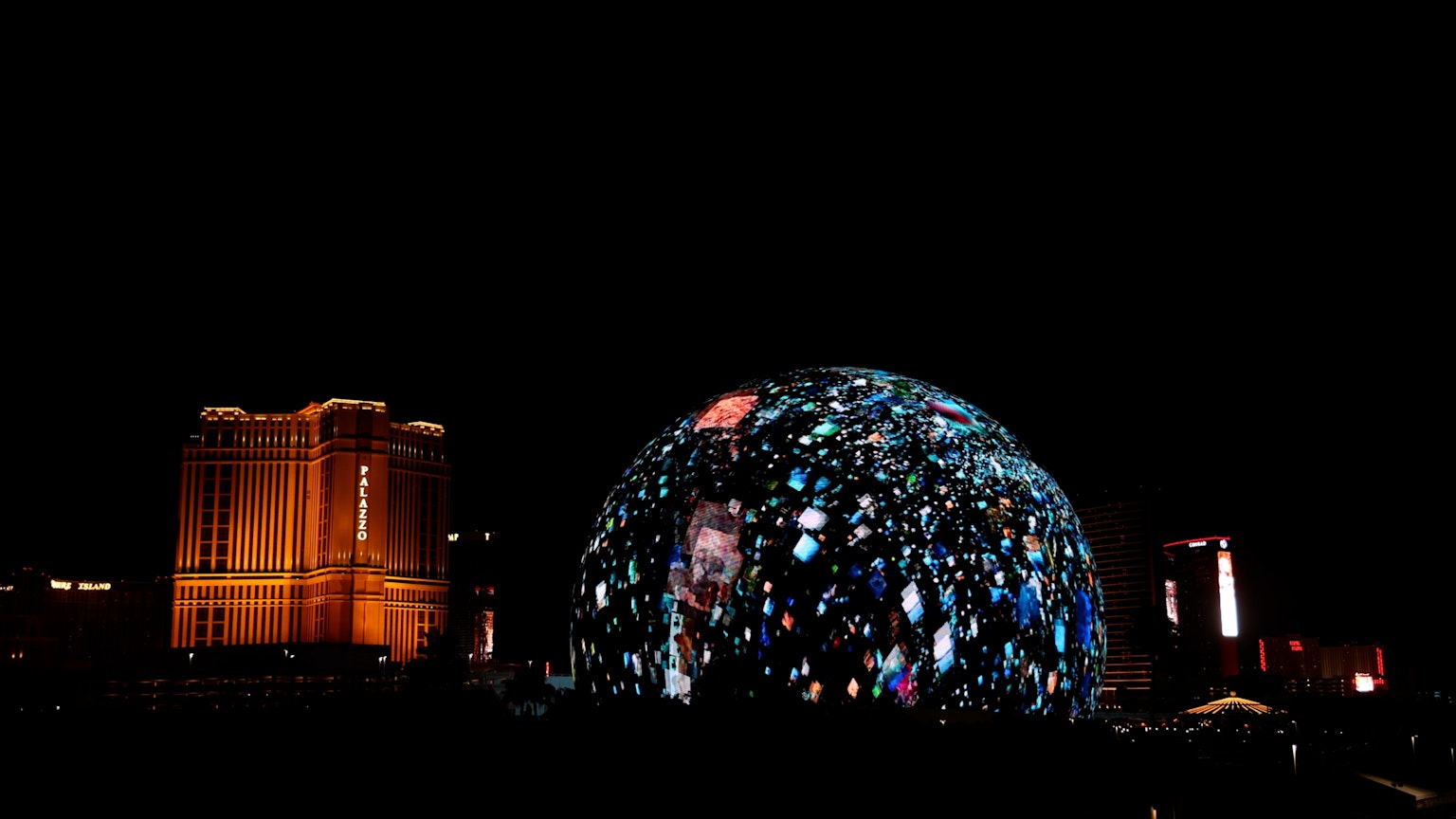 Dôme coloré illuminé la nuit avec des bâtiments de Las Vegas en arrière-plan