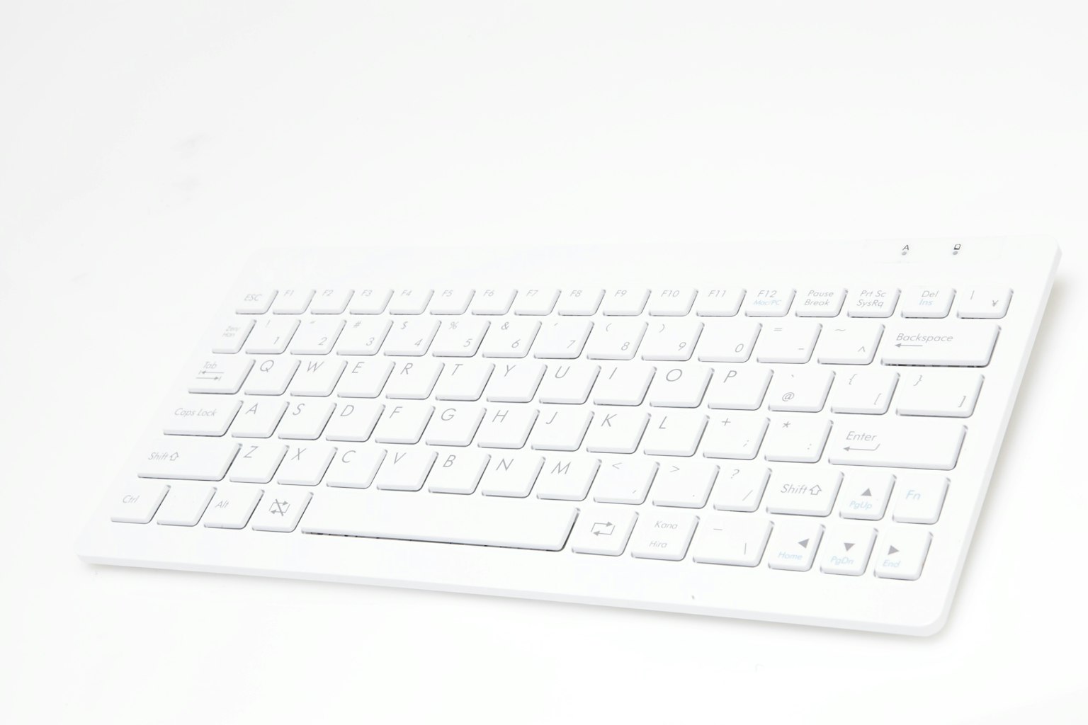 Sebuah keyboard putih diletakkan di atas latar belakang putih