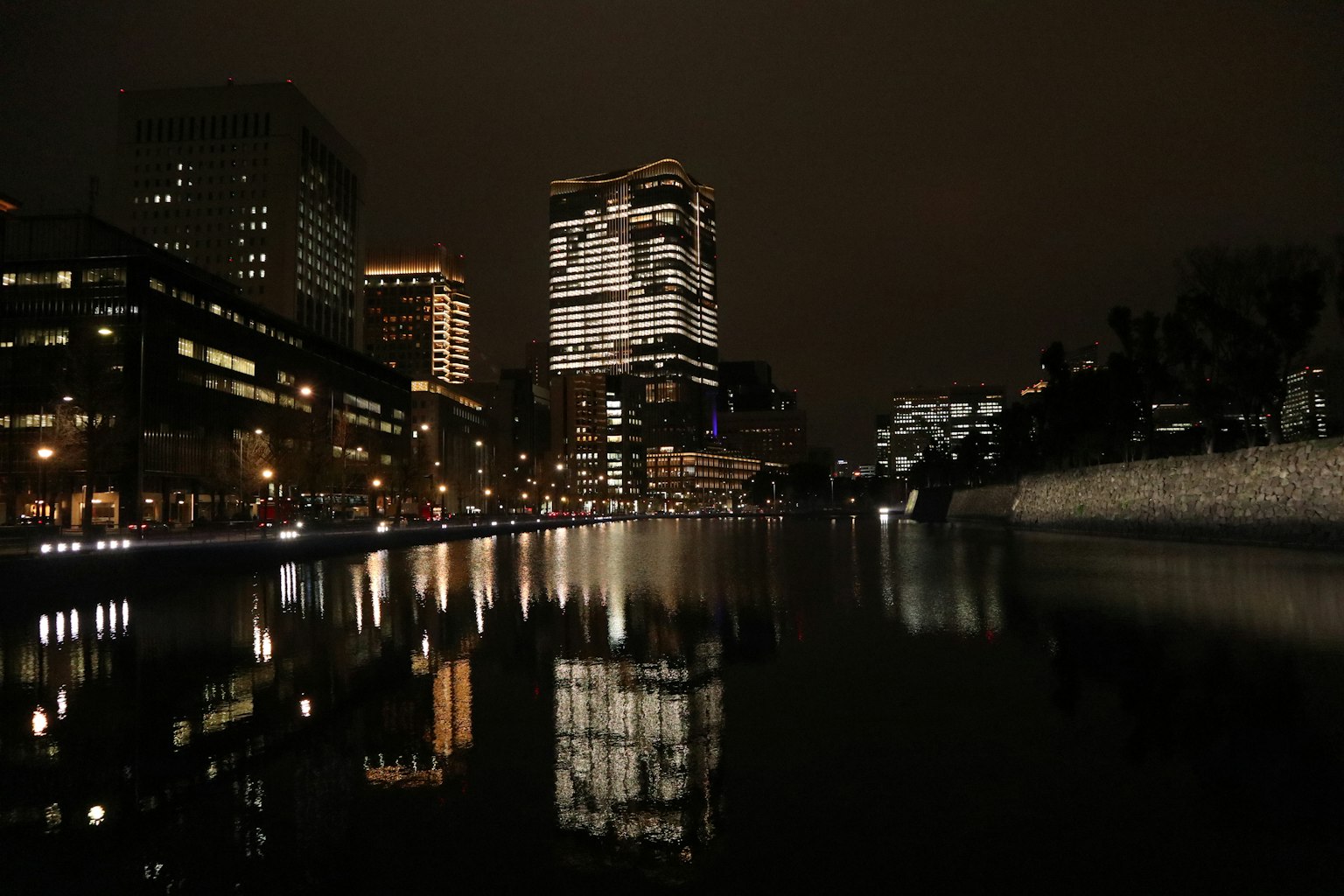 夜晚的城市景觀，建築物倒映在水面上