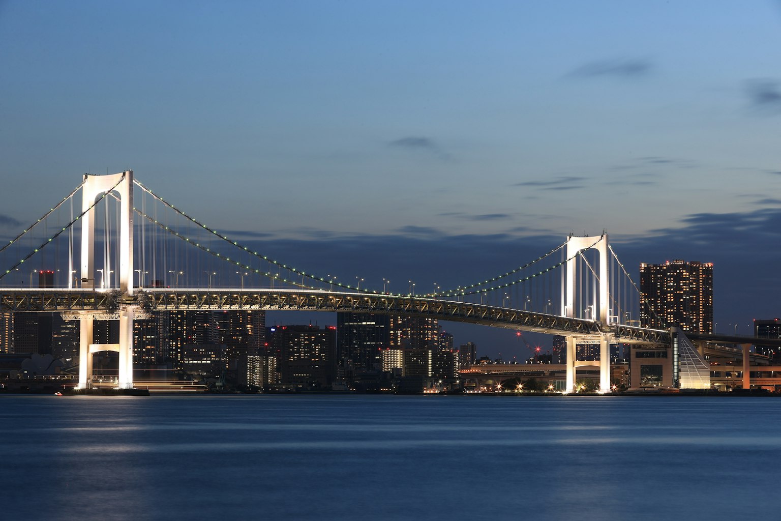 彩虹桥夜景与东京湾背景