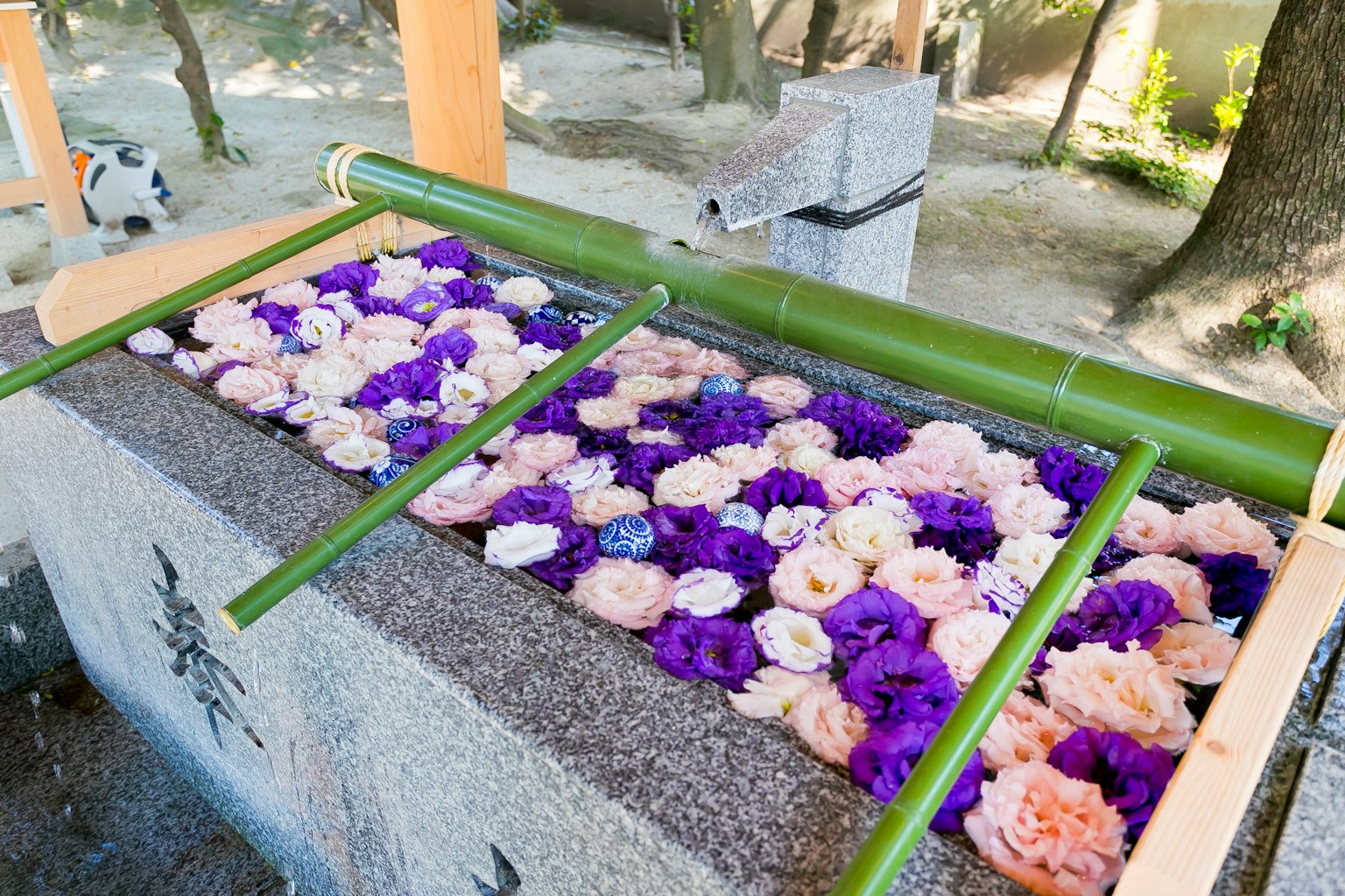Un lavabo de bambú decorado con flores coloridas