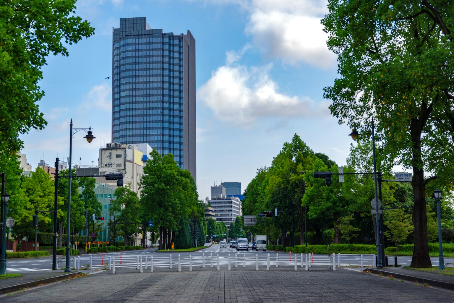 Paysage urbain avec un grand bâtiment entouré d'arbres verts