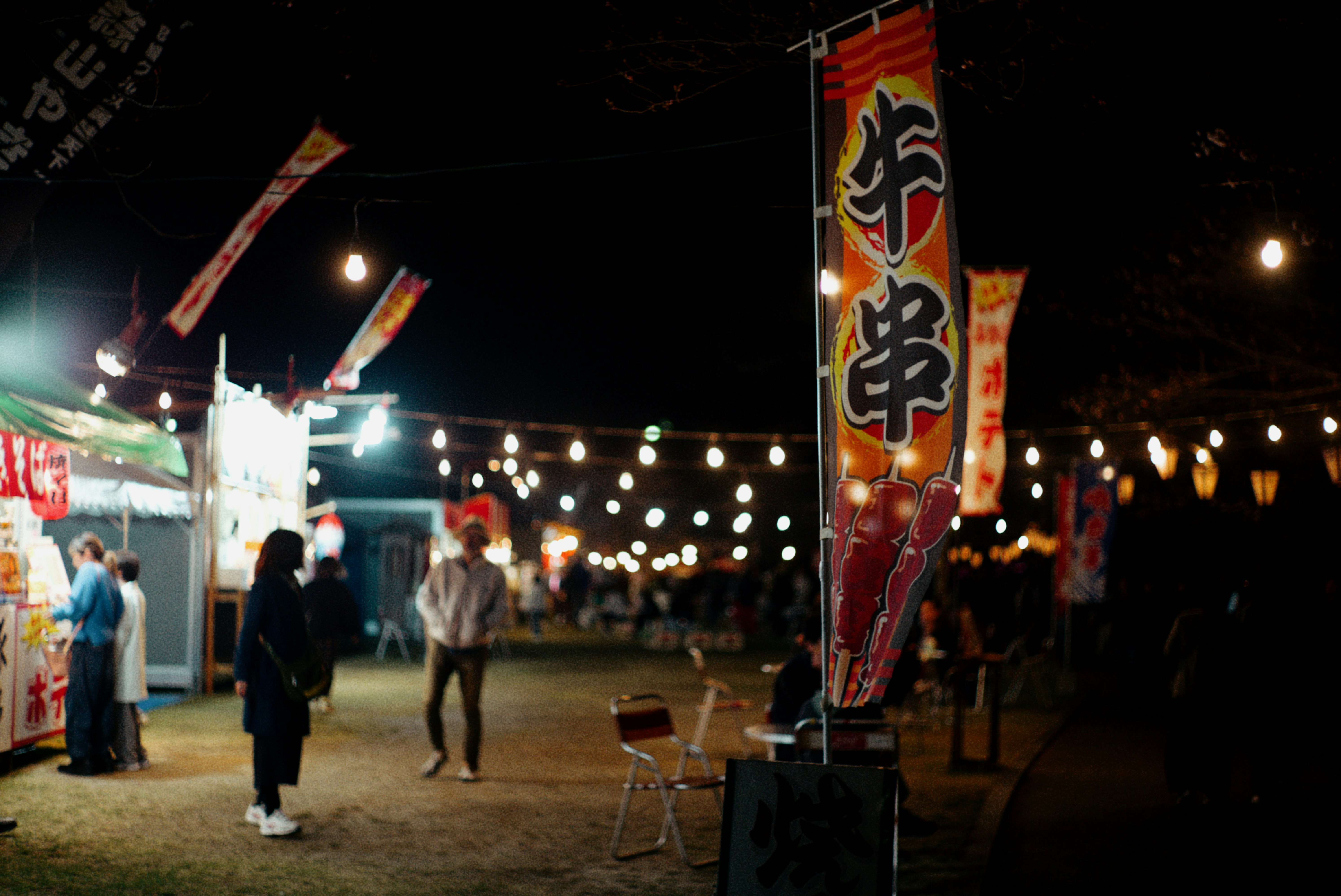 夜の屋台が並ぶ岩国の錦帯橋周辺の通り