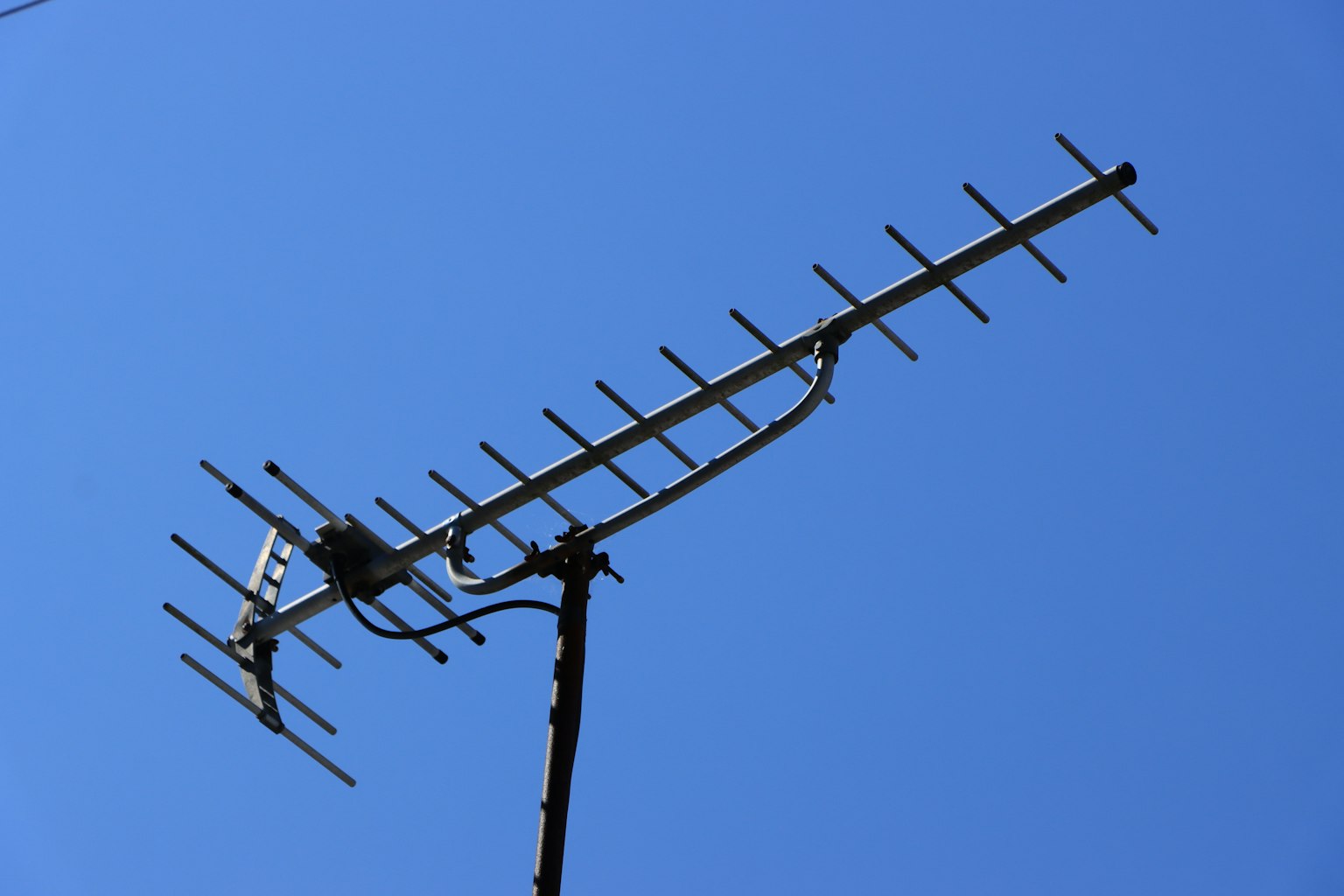 Antenna televisiva montata contro un cielo blu chiaro