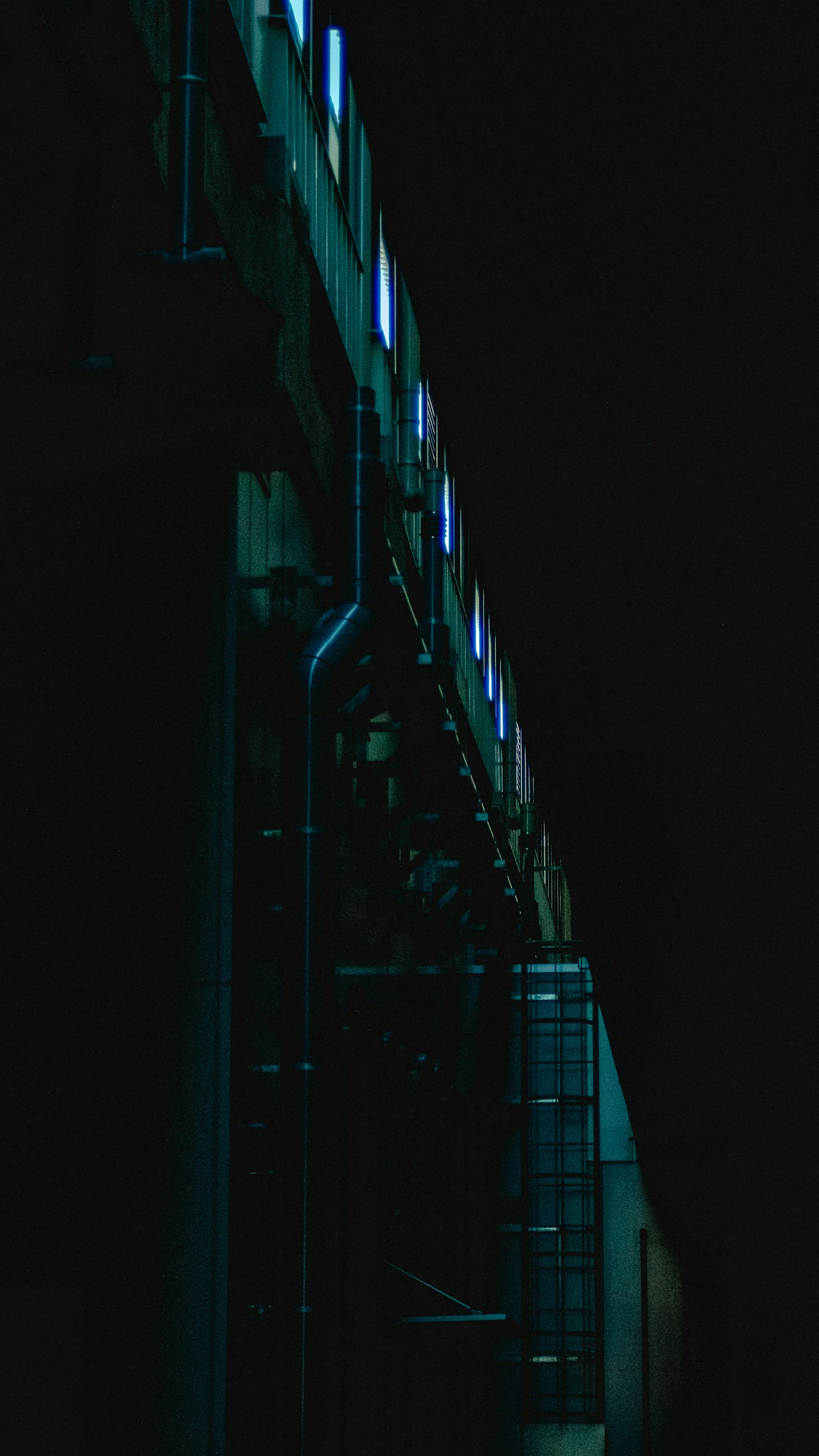 暗背景下青綠色照明的結構部分