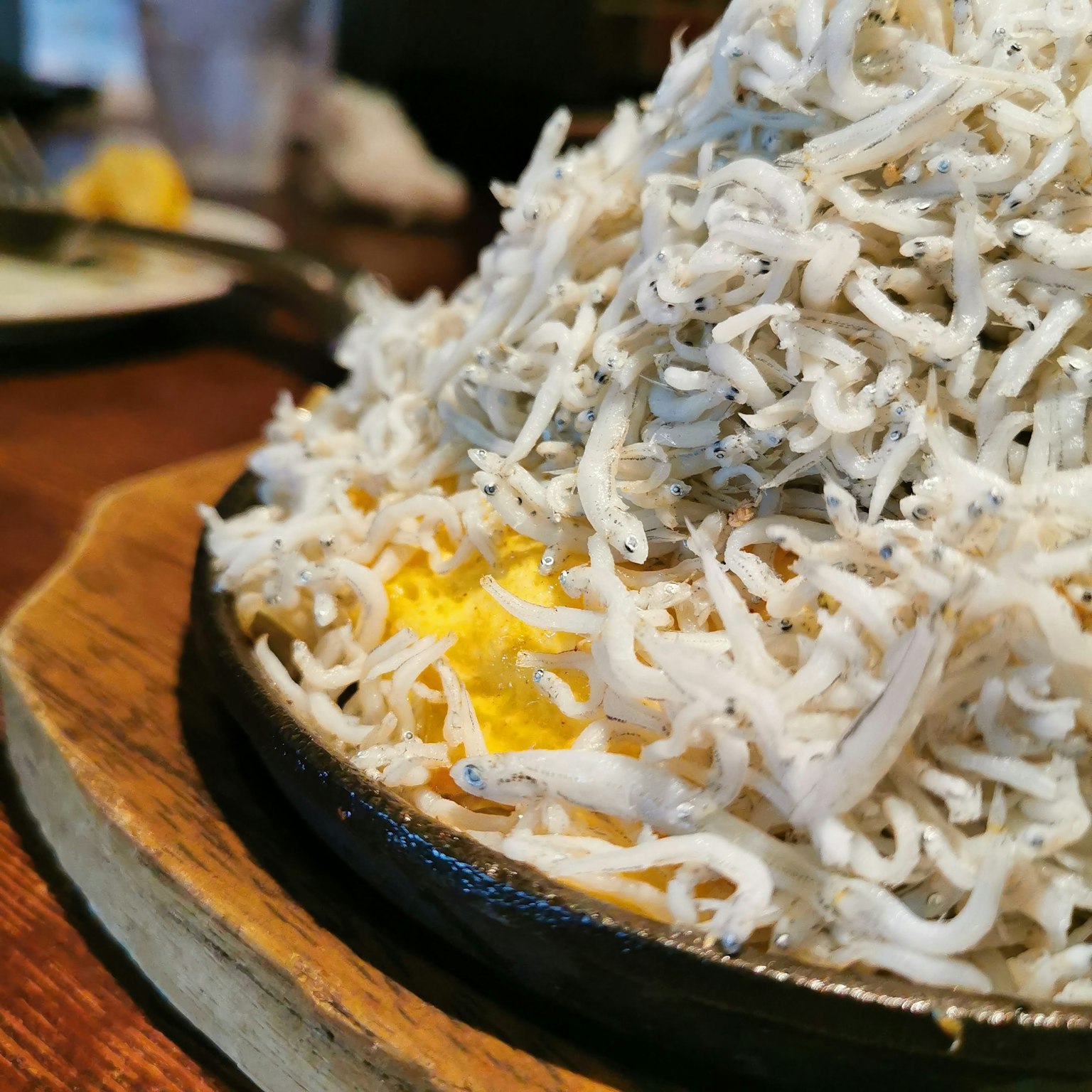Close-up hidangan dengan tumpukan ikan shirasu