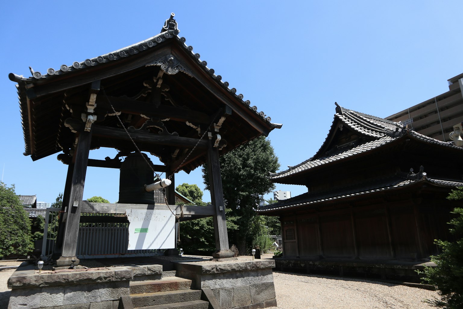 Tour de cloche d'un temple japonais traditionnel et structure en bois
