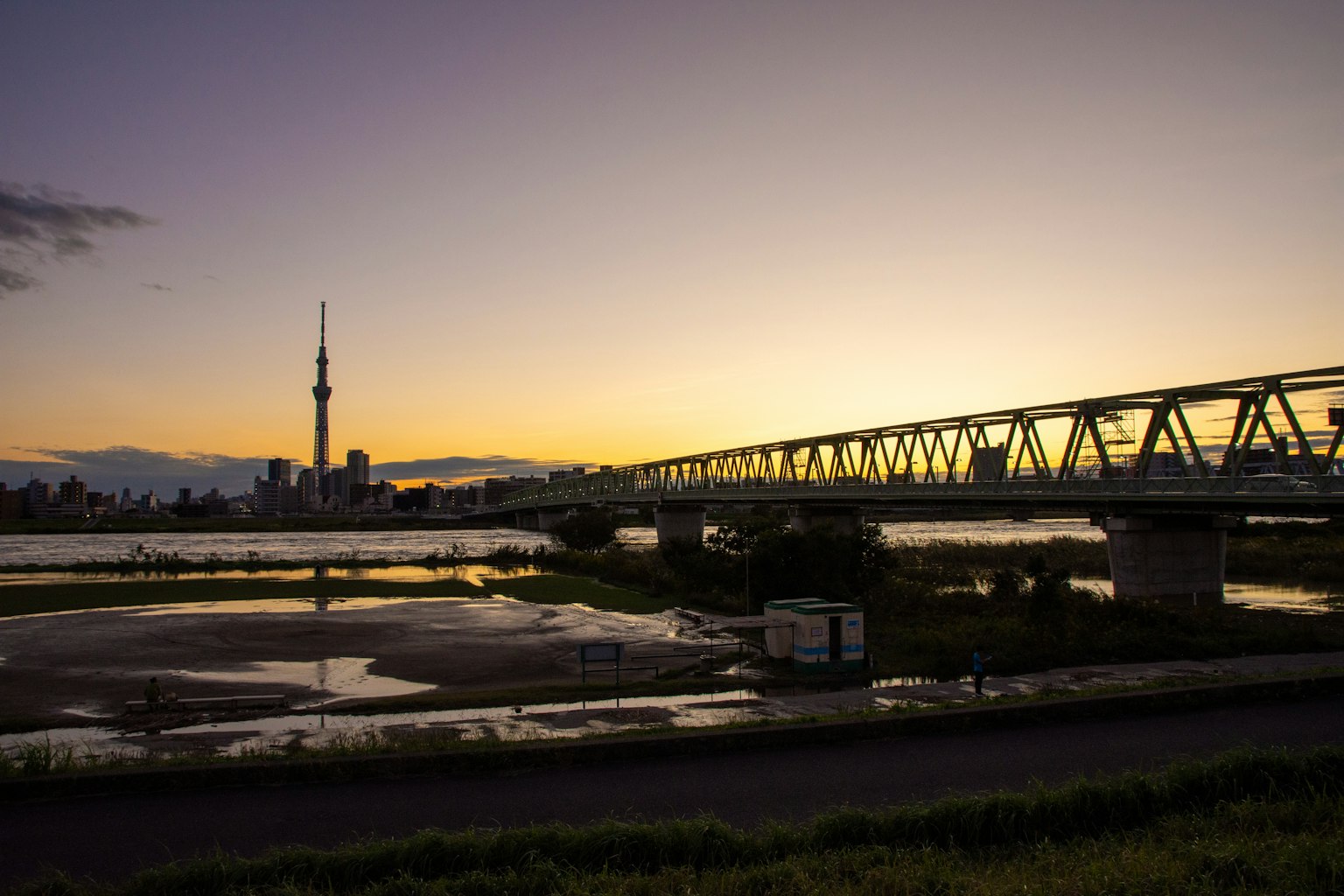 Tokyo Skytree và cầu vào lúc hoàng hôn