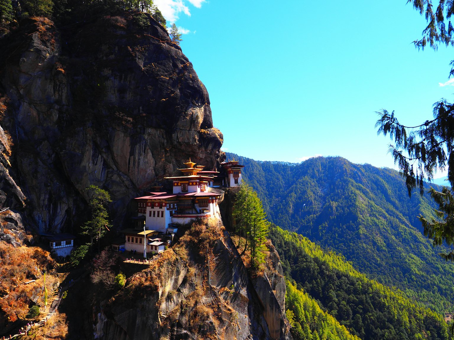 Beau temple perché sur une falaise avec un ciel bleu clair