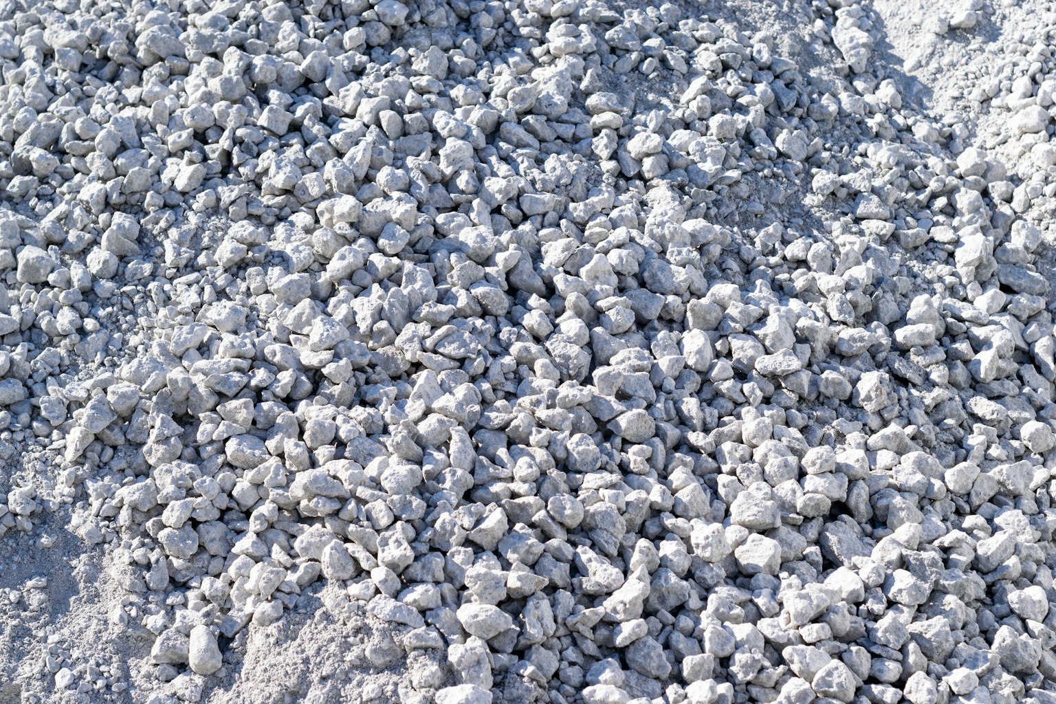 Acercamiento de un montón de piedras grises