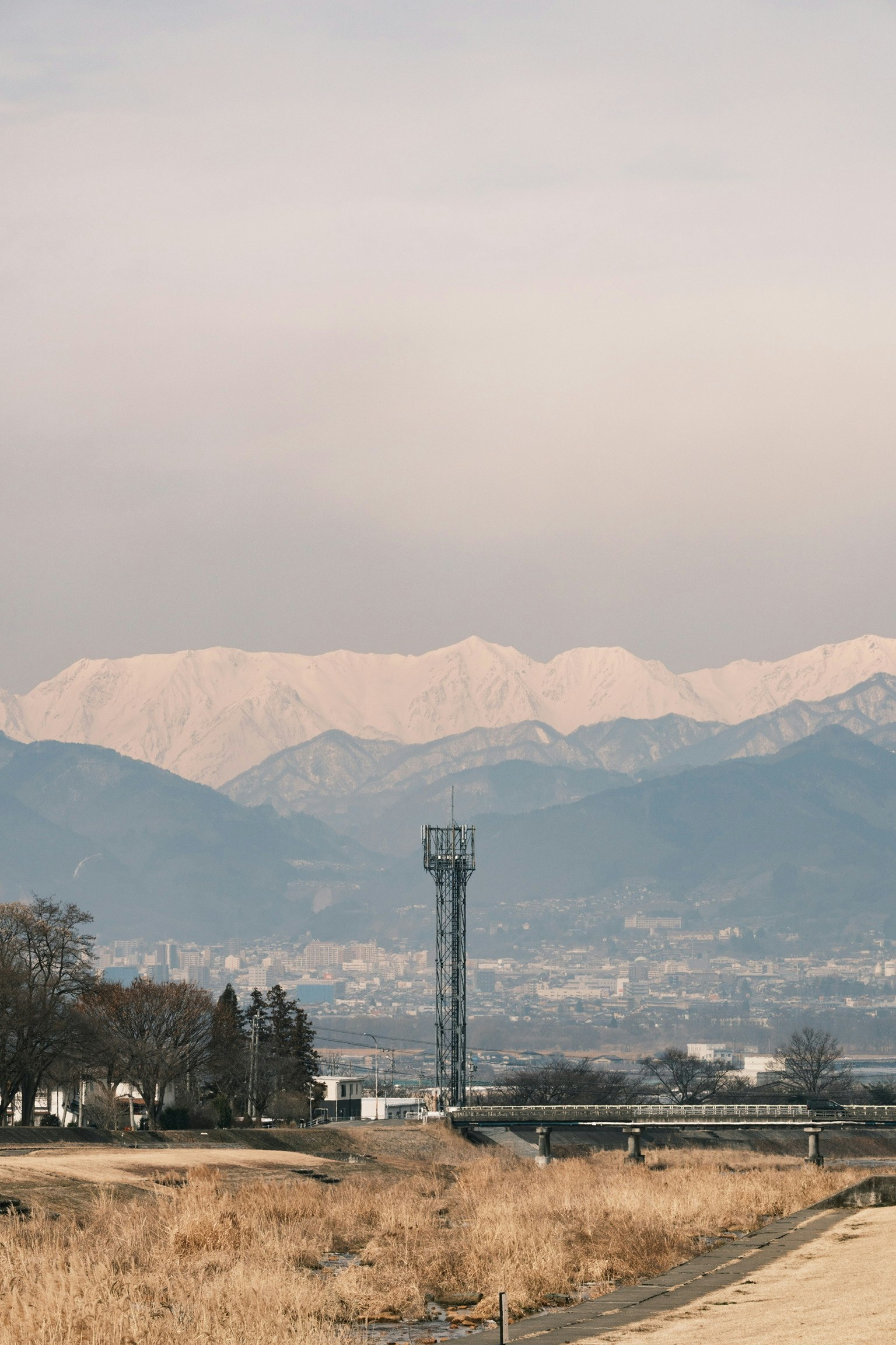 山脉和通信塔的风景