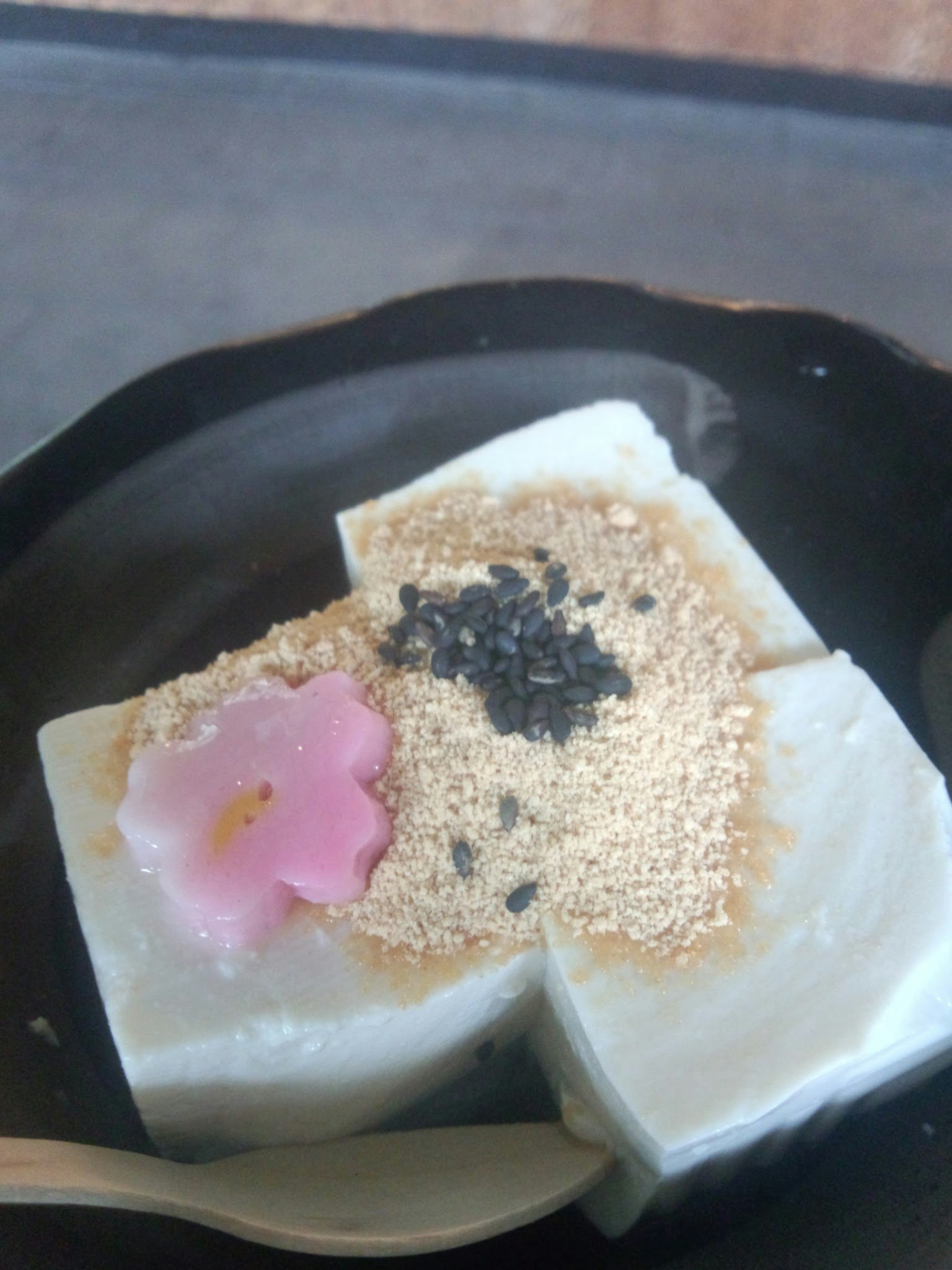 coupe de pâtisserie japonaise dans une assiette sombre